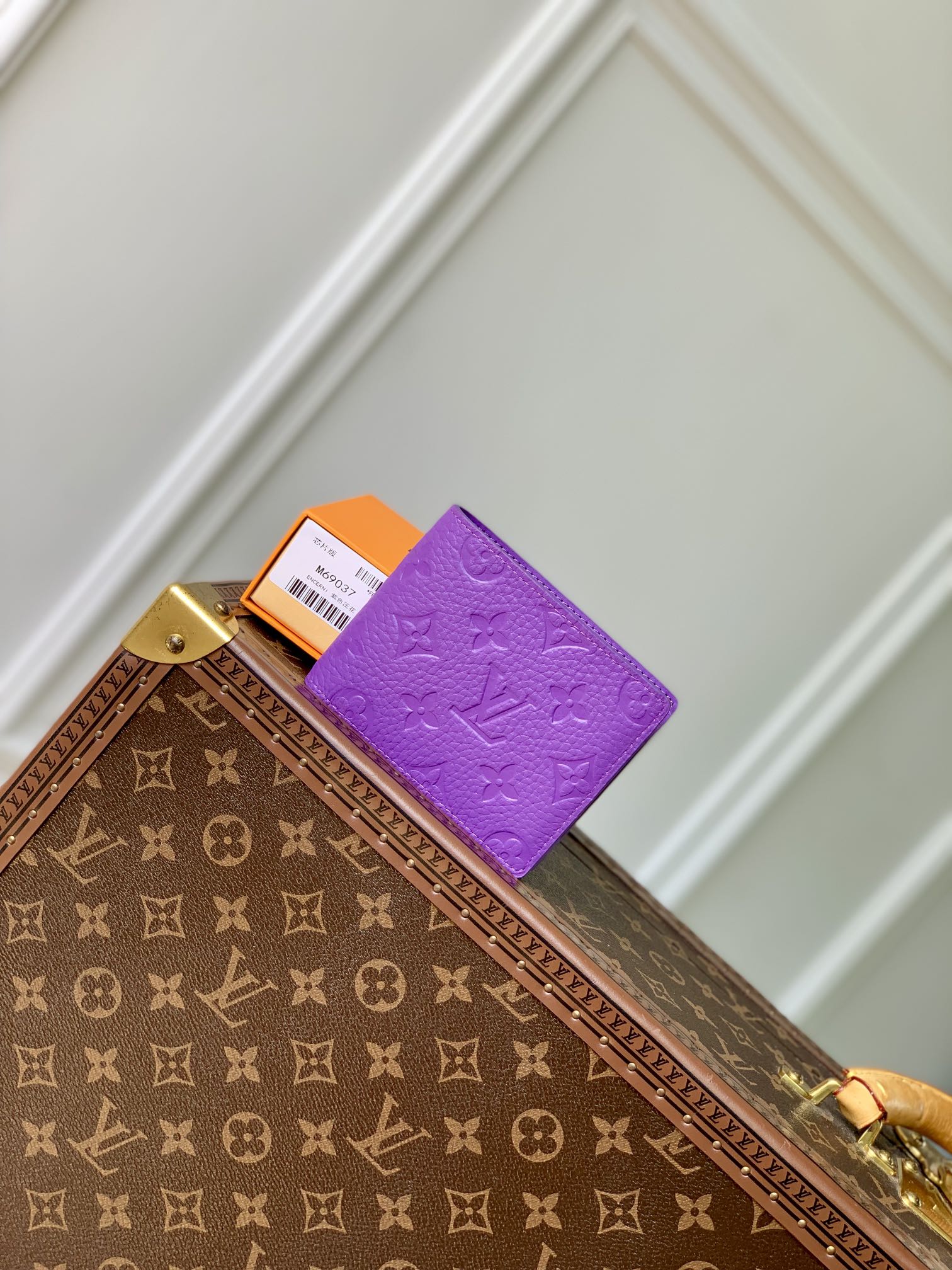 M69037 violet! La version Chip de Mulil’s Money est prise en sandwich à la surface du cuir Taurillon à grains entiers pour décrire le motif de pression monogramme classique pour créer un format compact et des lignes concises. Les sandwichs de cartes, les sacs intérieurs et les partitions peuvent être des espèces et des factures soigneusement de stockage. Caractéristiques détaillées 11,5 x 9 x 1,5 cm (longueur x hauteur x large)