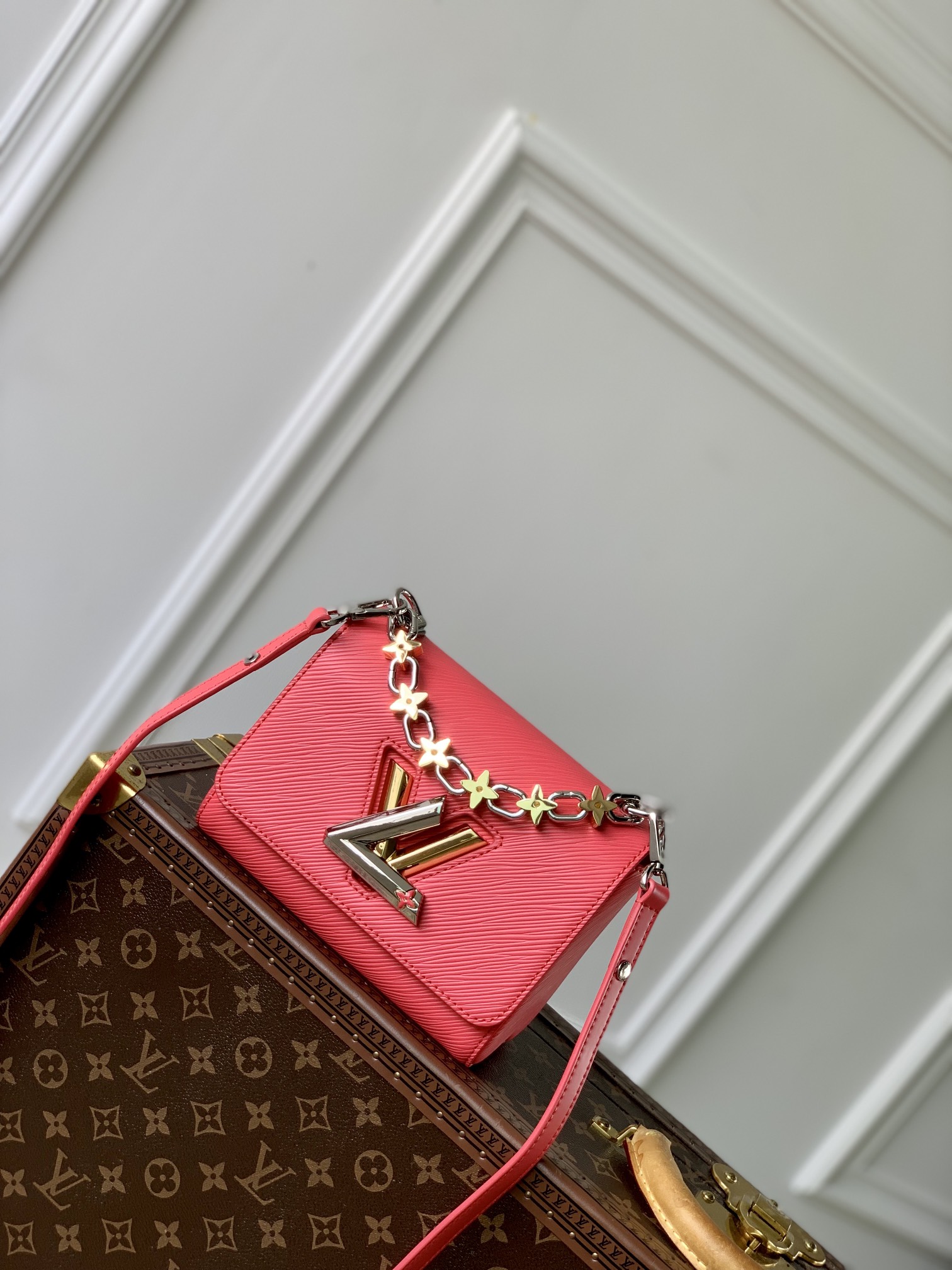 Louis Vuitton Roze Polijsten Epi Lentecollectie LV Twist Kettingen M24042