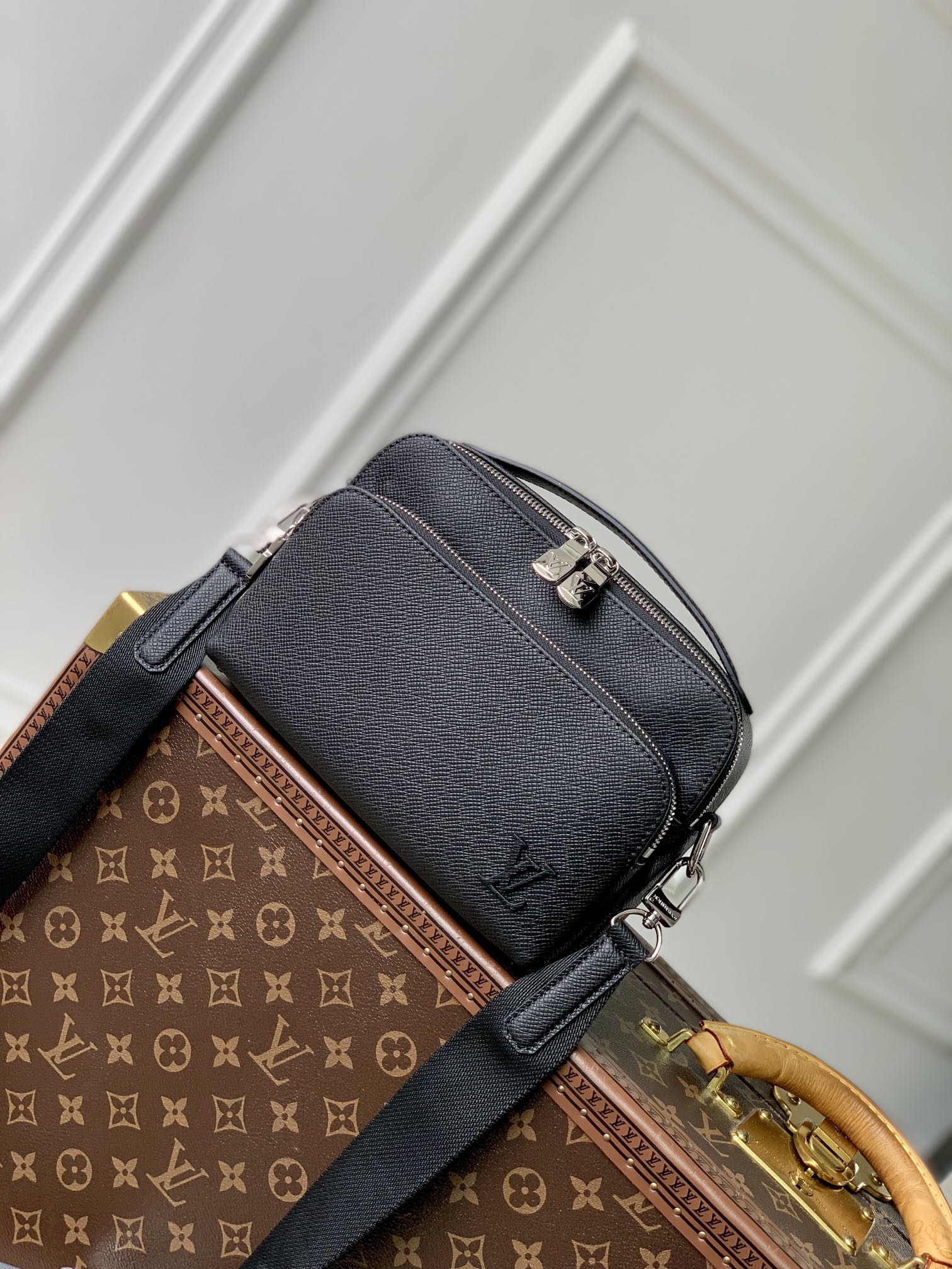 Louis Vuitton LV Avenue Réplique
 Noir Cuir de vache M11657