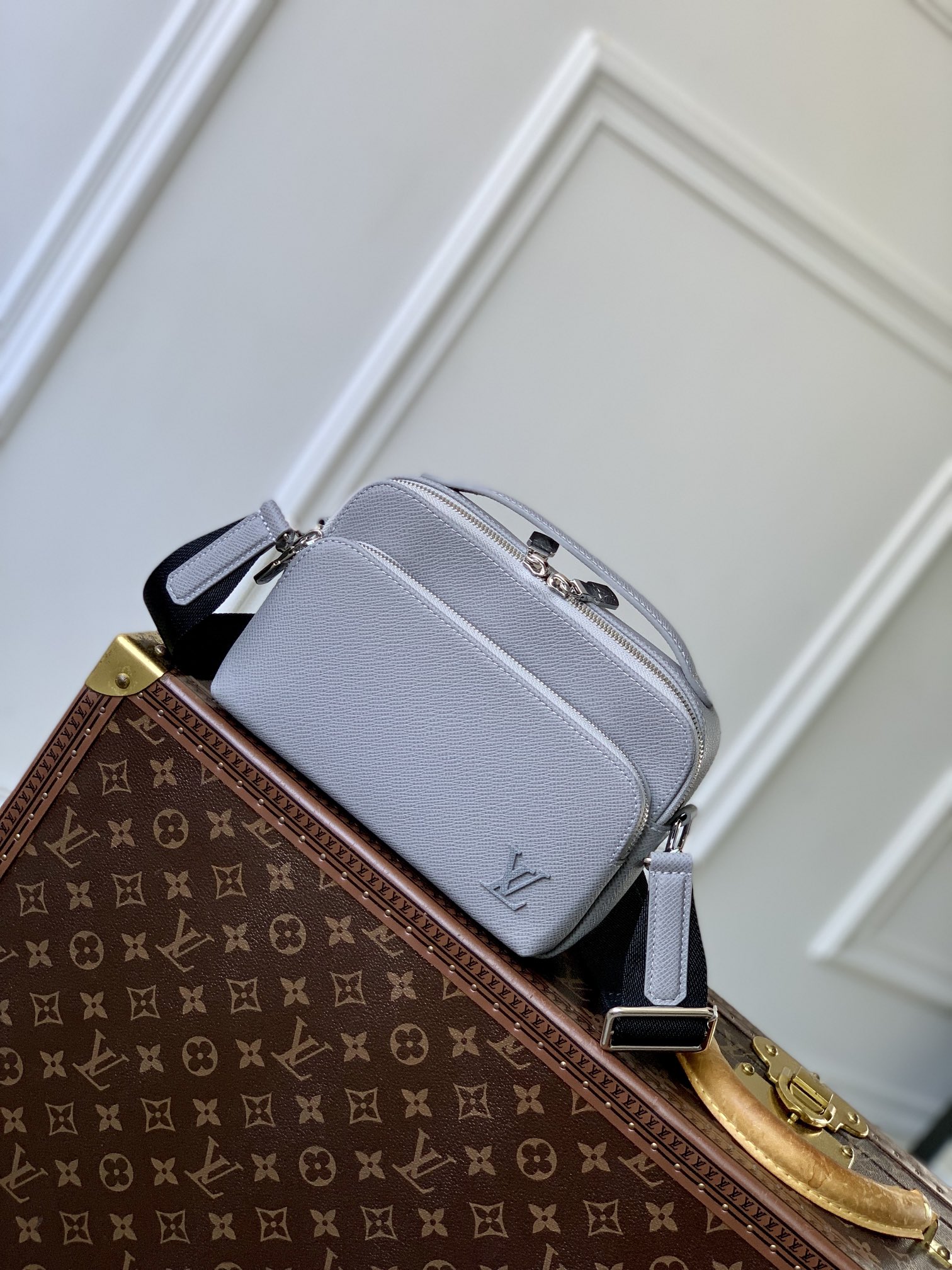 Louis Vuitton LV Avenue Grijs Koeienhuid M11657