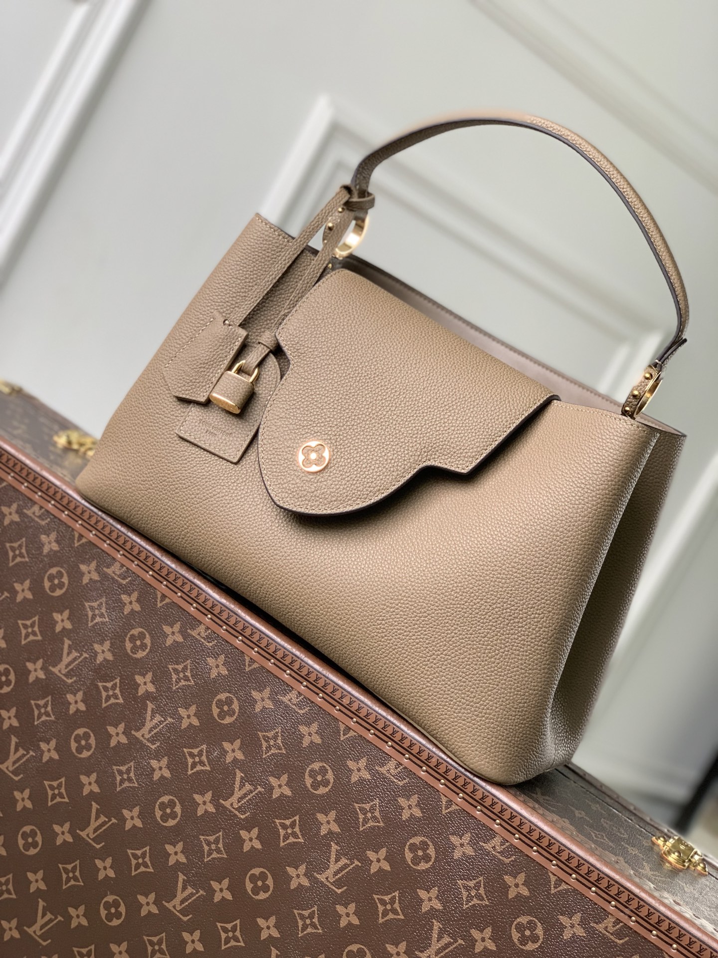 NO:767195,The top original M26259 elephant gray LV Caucines handbag is made of full-grain Taurillon Lt calfskin, which has a delicate and durable feel. It is matched with gold hardware and is low-key and elegant. The iconic V-shaped side ring buckle + floral flap has exquisite details and is highly recognizable!  It can be carried as a hand-held crossbody, and can be easily carried on commuting and dating. 37.5 x 15.5 x 24 cm 106121150 (length x width x height),,louis vuitton,cowhide19860909顶级原单M26259大象灰  LV Caucines手袋,采采用全粒面Taurillon Lt小牛皮,手感细腻耐用,搭配金色五金,低调优雅.标志性V形侧环扣+花卉翻盖,细节精致,辨识度超高！手提斜挎都OK,通勤约会都能轻松驾驭. 37.5 x 15.5 x 24厘米 106121150（长度 x 宽度x 高）,,louis vuitton,cowhide,Bag