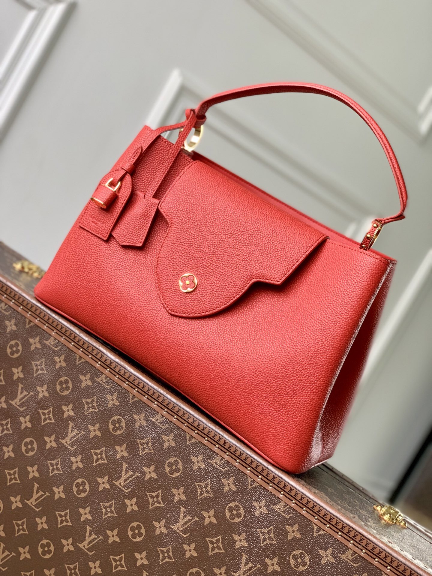 NO:767203,The top original M26259 red LV Caucines handbag is made of full-grain Taurillon Lt calfskin, which has a delicate and durable feel. It is matched with gold hardware and is low-key and elegant. The iconic V-shaped side ring buckle + floral flap has exquisite details and is highly recognizable!  It can be carried as a hand-held crossbody, and can be easily carried on commuting and dating. 37.5 x 15.5 x 24 cm 106121150 (length x width x height),,louis vuitton,cowhide19860909顶级原单M26259红色 LV Caucines手袋,采采用全粒面Taurillon Lt小牛皮,手感细腻耐用,搭配金色五金,低调优雅.标志性V形侧环扣+花卉翻盖,细节精致,辨识度超高！手提斜挎都OK,通勤约会都能轻松驾驭. 37.5 x 15.5 x 24厘米 106121150（长度 x 宽度x 高）,,louis vuitton,cowhide,Bag