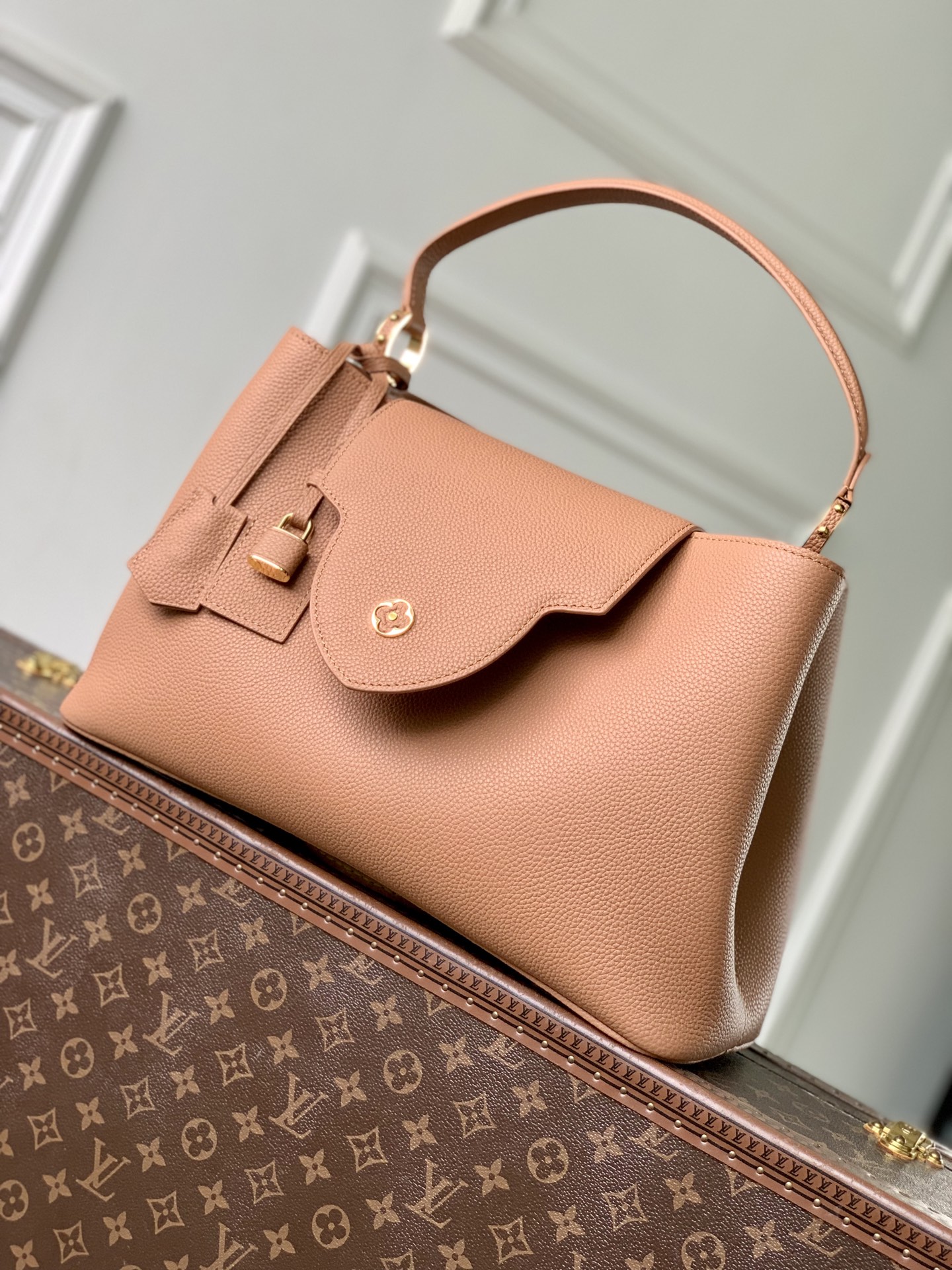 NO:767211,The top original M26259 brown LV Caucines handbag is made of full-grain Taurillon Lt calfskin, which has a delicate and durable feel. It is matched with gold hardware and is low-key and elegant. The iconic V-shaped side ring buckle + floral flap has exquisite details and is highly recognizable!  It can be carried as a hand-held crossbody, and can be easily carried on commuting and dating. 37.5 x 15.5 x 24 cm. 106121150 (length x width x height),,louis vuitton,cowhide19860909顶级原单M26259棕色 LV Caucines手袋,采采用全粒面Taurillon Lt小牛皮,手感细腻耐用,搭配金色五金,低调优雅.标志性V形侧环扣+花卉翻盖,细节精致,辨识度超高！手提斜挎都OK,通勤约会都能轻松驾驭. 37.5 x 15.5 x 24厘米.106121150（长度 x 宽度x 高）,,louis vuitton,cowhide,Bag