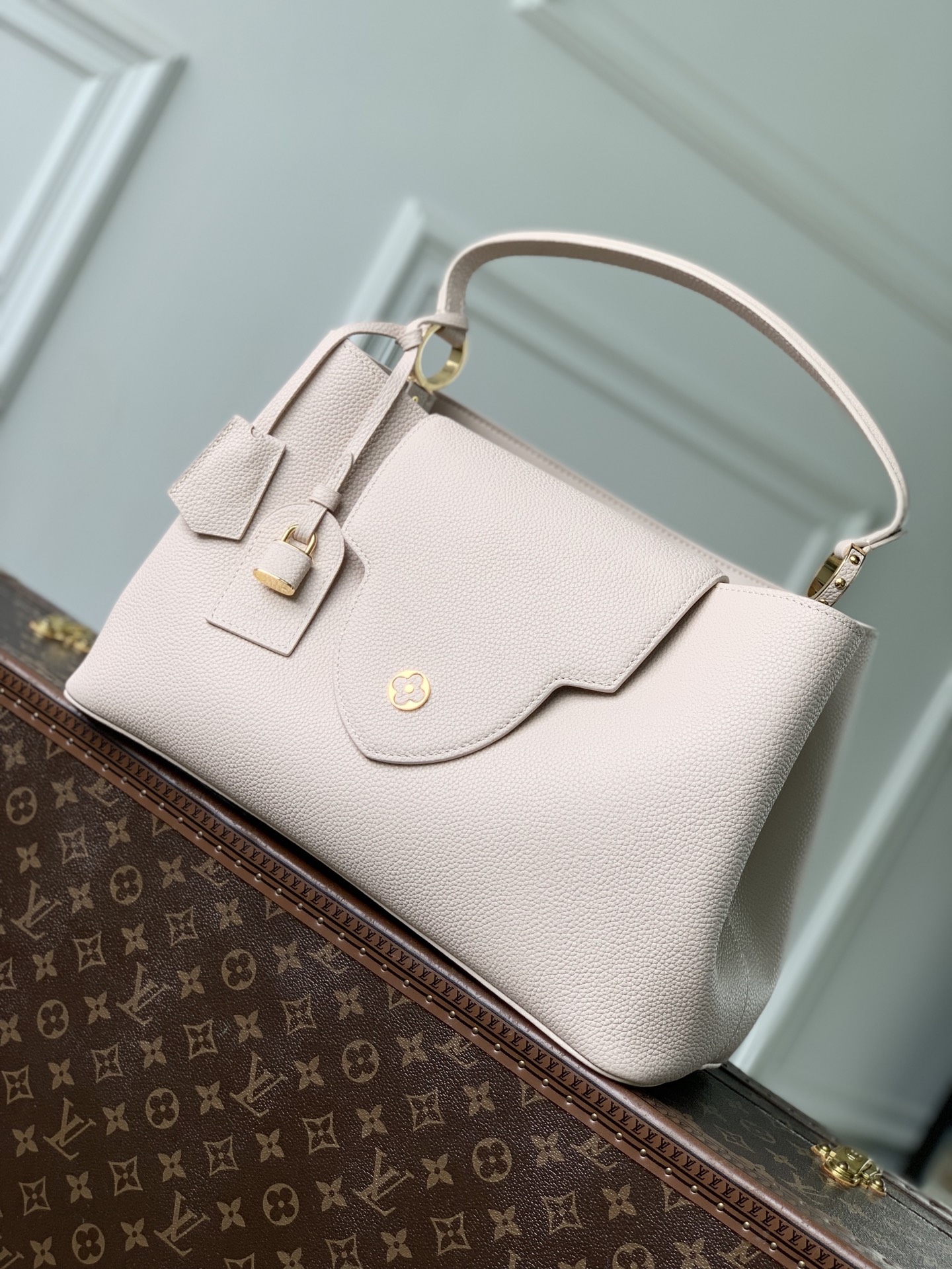 NO:767186,The top original M26259 pink LV Caucines handbag is made of full-grain Taurillon Lt calfskin, which feels delicate and durable. It is matched with gold hardware and is low-key and elegant. The iconic V-shaped side ring buckle + floral flap has exquisite details and is highly recognizable!  It can be carried as a hand-held crossbody, and can be easily carried on commuting and dating. 37.5 x 15.5 x 24 cm. 106121150 (length x width x height),,louis vuitton,cowhide19860909顶级原单M26259藕粉色 LV Caucines手袋,采采用全粒面Taurillon Lt小牛皮,手感细腻耐用,搭配金色五金,低调优雅.标志性V形侧环扣+花卉翻盖,细节精致,辨识度超高！手提斜挎都OK,通勤约会都能轻松驾驭. 37.5 x 15.5 x 24厘米.106121150（长度 x 宽度x 高）,,louis vuitton,cowhide,Bag