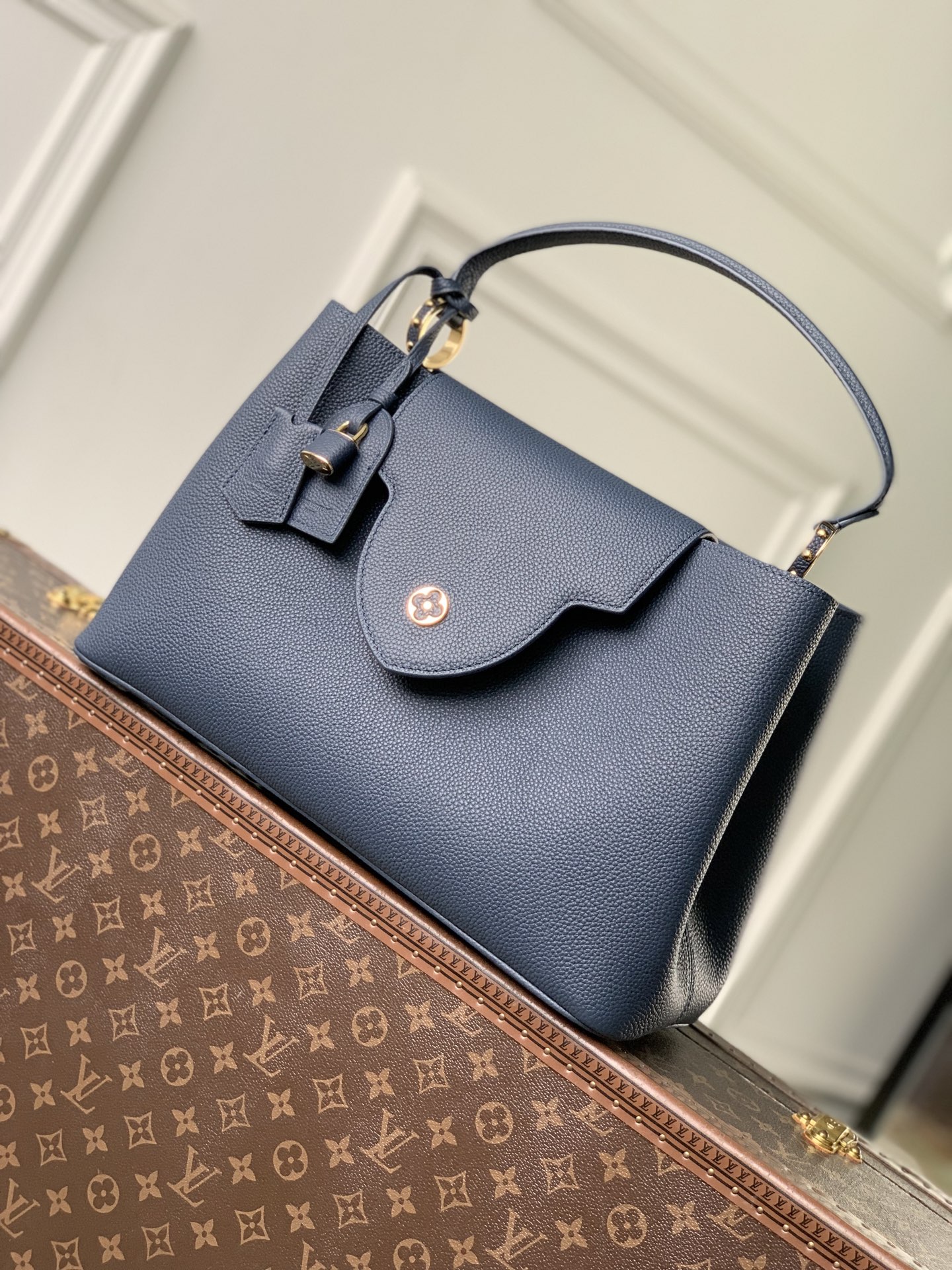 NO:767219,The top original single star M26259 blue LV Caucines handbag is made of full-grain Taurillon Lt calfskin, which has a delicate and durable feel. It is matched with gold hardware and is low-key and elegant. The iconic V-shaped side ring buckle + floral flap has exquisite details and is highly recognizable!  It can be carried as a hand-held crossbody, and can be easily carried on commuting and dating. 37.5 x 15.5 x 24 cm 106121150 (length x width x height),,louis vuitton,cowhide19860909顶级原单星星M26259蓝色 LV Caucines手袋,采采用全粒面Taurillon Lt小牛皮,手感细腻耐用,搭配金色五金,低调优雅.标志性V形侧环扣+花卉翻盖,细节精致,辨识度超高！手提斜挎都OK,通勤约会都能轻松驾驭. 37.5 x 15.5 x 24厘米 106121150（长度 x 宽度x 高）,,louis vuitton,cowhide,Bag