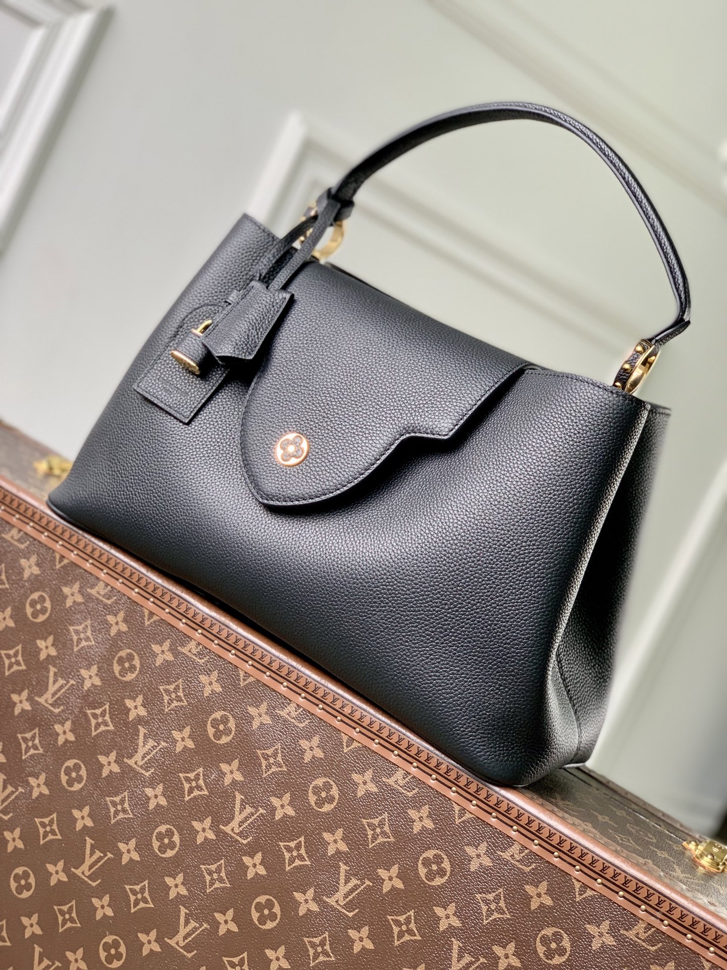 NO:767226,The top original M26259 black LV Caucines handbag is made of full-grain Taurillon Lt calfskin, which has a delicate and durable feel. It is matched with gold hardware and is low-key and elegant. The iconic V-shaped side ring buckle + floral flap has exquisite details and is highly recognizable!  It can be carried as a hand-held crossbody, and can be easily carried on commuting and dating. 37.5 x 15.5 x 24 cm. 106121150 (length x width x height),,louis vuitton,cowhide19860909顶级原单M26259黑色 LV Caucines手袋,采采用全粒面Taurillon Lt小牛皮,手感细腻耐用,搭配金色五金,低调优雅.标志性V形侧环扣+花卉翻盖,细节精致,辨识度超高！手提斜挎都OK,通勤约会都能轻松驾驭. 37.5 x 15.5 x 24厘米.106121150（长度 x 宽度x 高）,,louis vuitton,cowhide,Bag