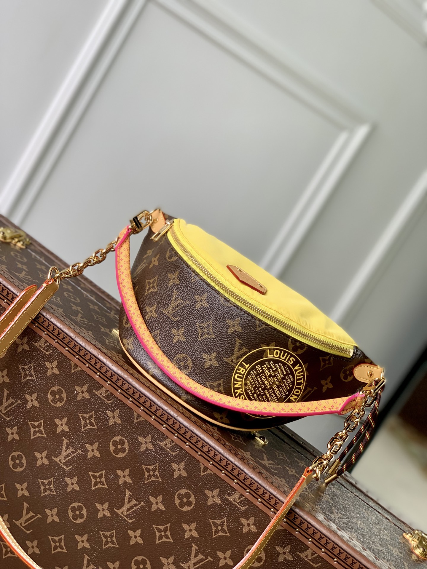 NO:767705,The top original M27237 aris Vélo series launches the vibrant Bumbag handbag, which brightens up the shape with contrasting trimmings. The iconic Monogram Lt canvas and nylon awaken the sporty vitality, supplemented by clever embellishments of metal parts. It has just the right capacity to store all your needs, and the detachable Toron handle allows for flexible carrying methods. The round charm is decorated with Louis Vuitton patches, paying tribute to the brand's travel tradition. Dimensions 30 x 15 x 8.5 cm.5416065 (length x height x width),,louis vuitton19860909顶级原单M27237 aris Vélo 系列推出活力洋溢的 Bumbag 手袋,以撞色饰边点亮造型.标志性 Monogram Lt 帆布和尼龙唤醒运动活力,辅以金属件巧妙点缀.恰宜容量收纳随身所需,可拆卸 Toron 手柄实现灵活背携方式.圆形挂饰以路易威登贴饰点睛,致敬品牌旅行传统. 尺寸 30 x 15 x 8.5 厘米.5416065 (長度 x 高度 x 闊度),,louis vuitton,Bag