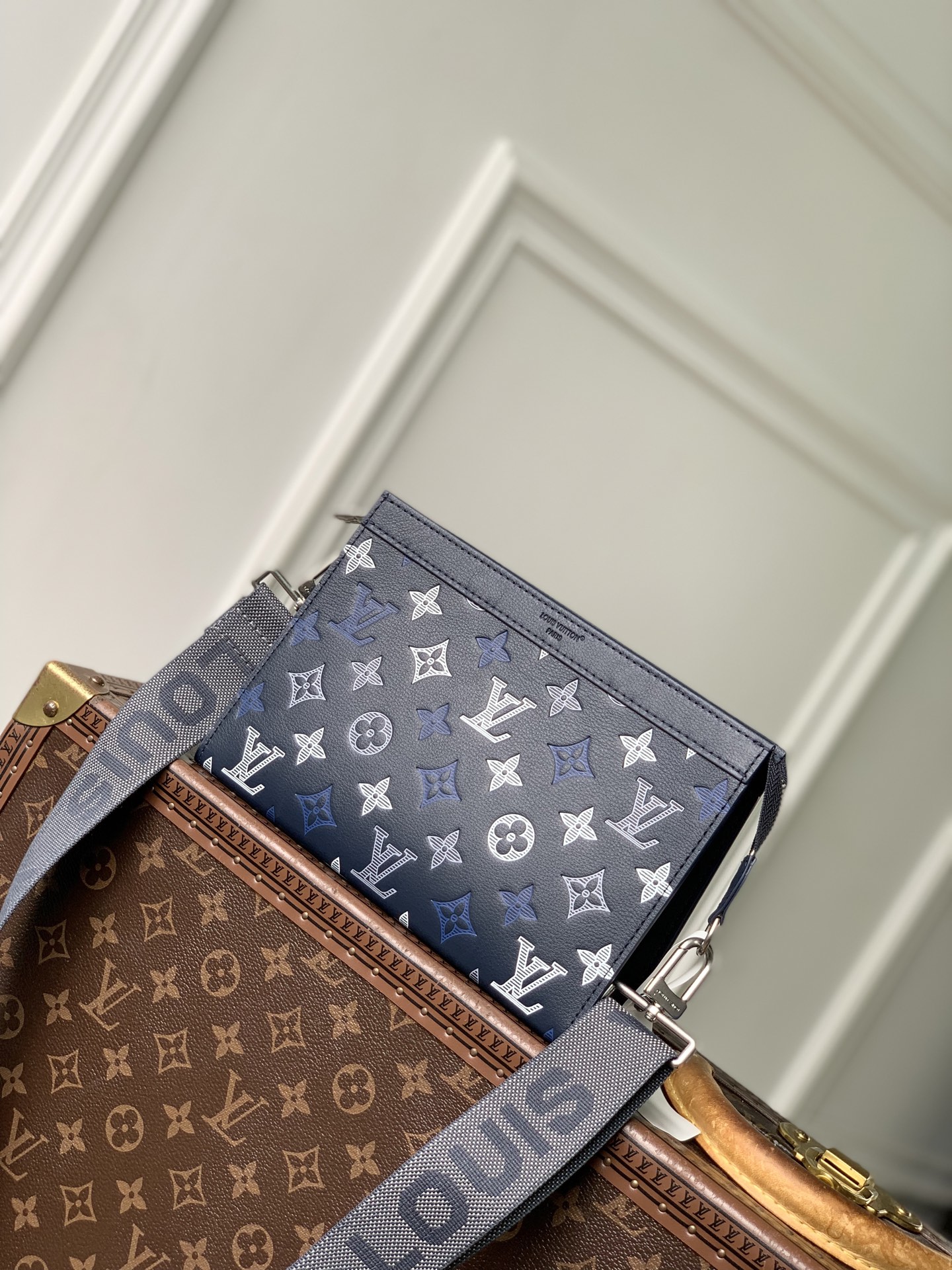 NO:812400,Top original order M28818 Navy Blue This Gaston mini crossbody bag is made of Monogram Shadow 18 cowhide leather, showing the eye-catching gradient created by triple silk screen printing. The metal parts and logo woven shoulder strap give off a contemporary atmosphere, and the detachable zipper card holder is convenient for accessing transportation cards. 22 x 14.5 x 4.5 cm.5016065 (length x height x width),,satchels,crossbody bags,cowhide19860909顶级原单M28818 海军蓝 本款 Gaston 迷你斜挎包取材 Monogram Shadow 18牛皮革,展现三重丝印工艺创造的瞩目渐变.金属件和标识编织肩带释放当代气息,可拆卸拉链卡夹方便取放交通卡. 22 x 14.5 x 4.5 厘米.5016065 (长度 x 高 x 宽),,satchels,crossbody bags,cowhide,Bag