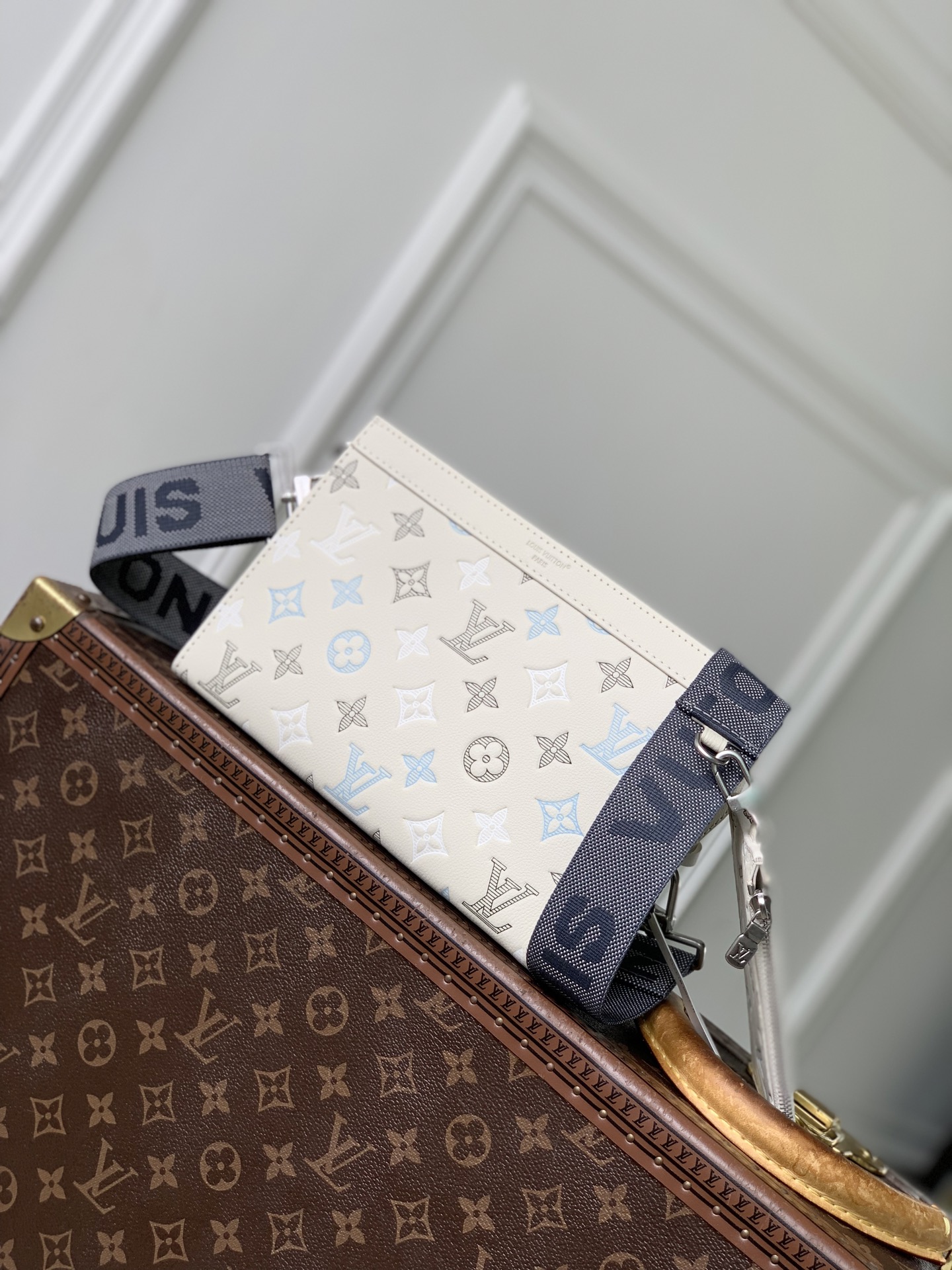 NO:812403,Top original order M28818 navy white. This Gaston mini crossbody bag is made of Monogram Shadow 18 cow leather, showing the eye-catching gradient created by triple silk screen printing. The metal parts and logo woven shoulder strap give off a contemporary atmosphere, and the detachable zipper card holder is convenient for accessing transportation cards. 22 x 14.5 x 4.5 cm. 5016065 (length x height x width), satchels, crossbody bags, cowhide19860909顶级原单M28818海军白 本款 Gaston 迷你斜挎包取材 Monogram Shadow 18牛皮革,展现三重丝印工艺创造的瞩目渐变.金属件和标识编织肩带释放当代气息,可拆卸拉链卡夹方便取放交通卡. 22 x 14.5 x 4.5 厘米.5016065 (长度 x 高 x 宽),,satchels,crossbody bags,cowhide,Bag
