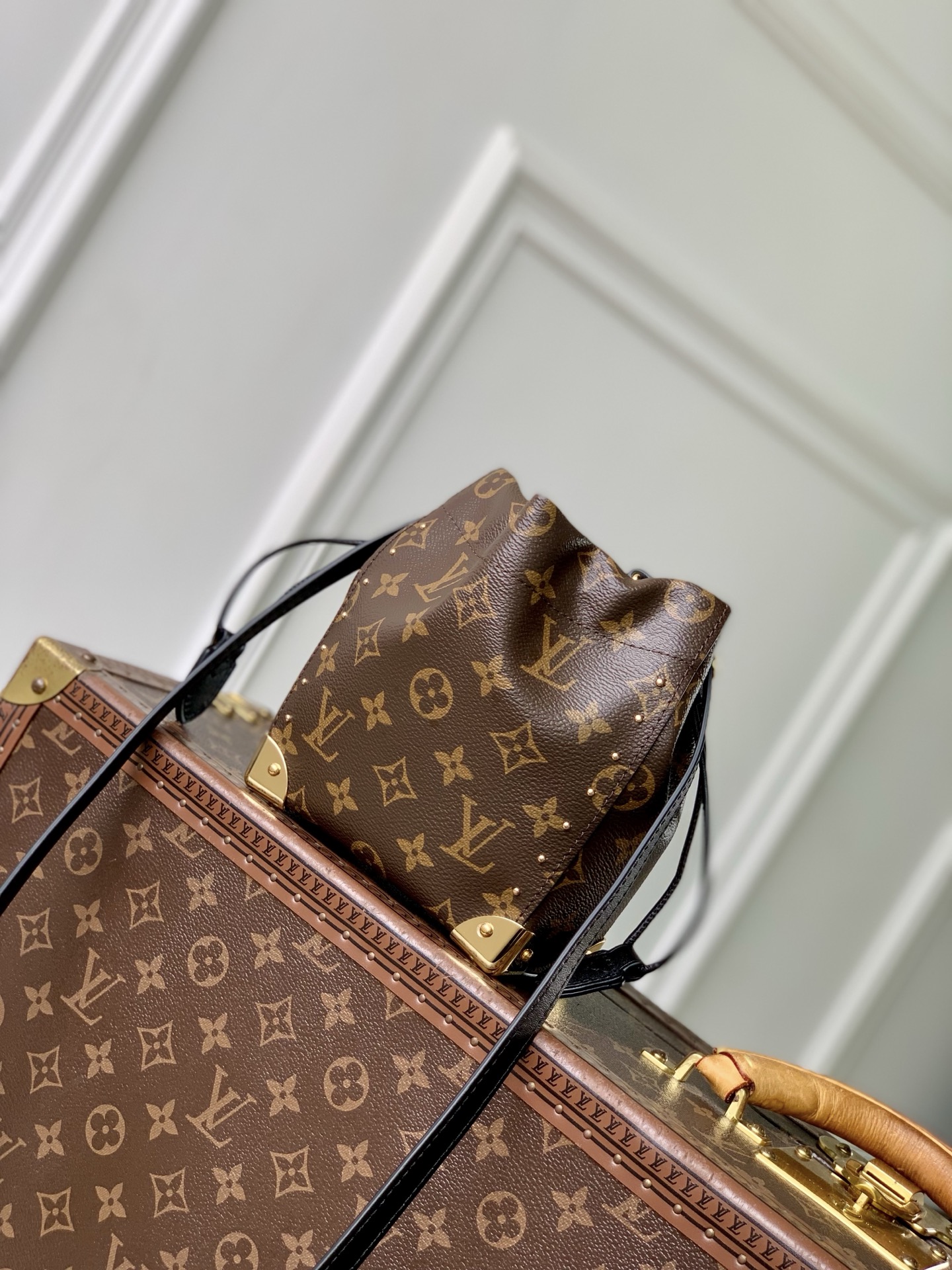 NO:919584,Top original order [NANO NO TRUNK handbag] m29323 rivets This Nano Noé Trunk xl handbag joins the Trunk handbag family with personality. The metallic corners derived from Louis Vuitton's archive luggage express the travel spirit rooted in the brand. The iconic Monogram canvas is paired with dazzling metal parts, and the drawstring closure puts daily necessities into a compact configuration. The cleverly adjustable shoulder strap can be transformed into a cross-body shoulder. Size 15 x  17 x 8 cm 4515055 (length x height x width),,louis vuitton19860909顶级原单【NANO NO TRUNK 手袋】 m29323 铆钉 本款 Nano Noé Trunk xl手袋个性加入 Trunk 手袋家族,以源自路易威登典藏行李箱的金属质感包角道出植根品牌深处的旅行精神.标志性 Monogram 帆布搭配耀目金属件,抽绳开合将日常所需收入精巧构型.巧用可调节肩带,斜挎肩背随心转换. 尺寸15 x 17 x 8 厘米 4515055 (长度 x 高 x 宽),,louis vuitton,Bag