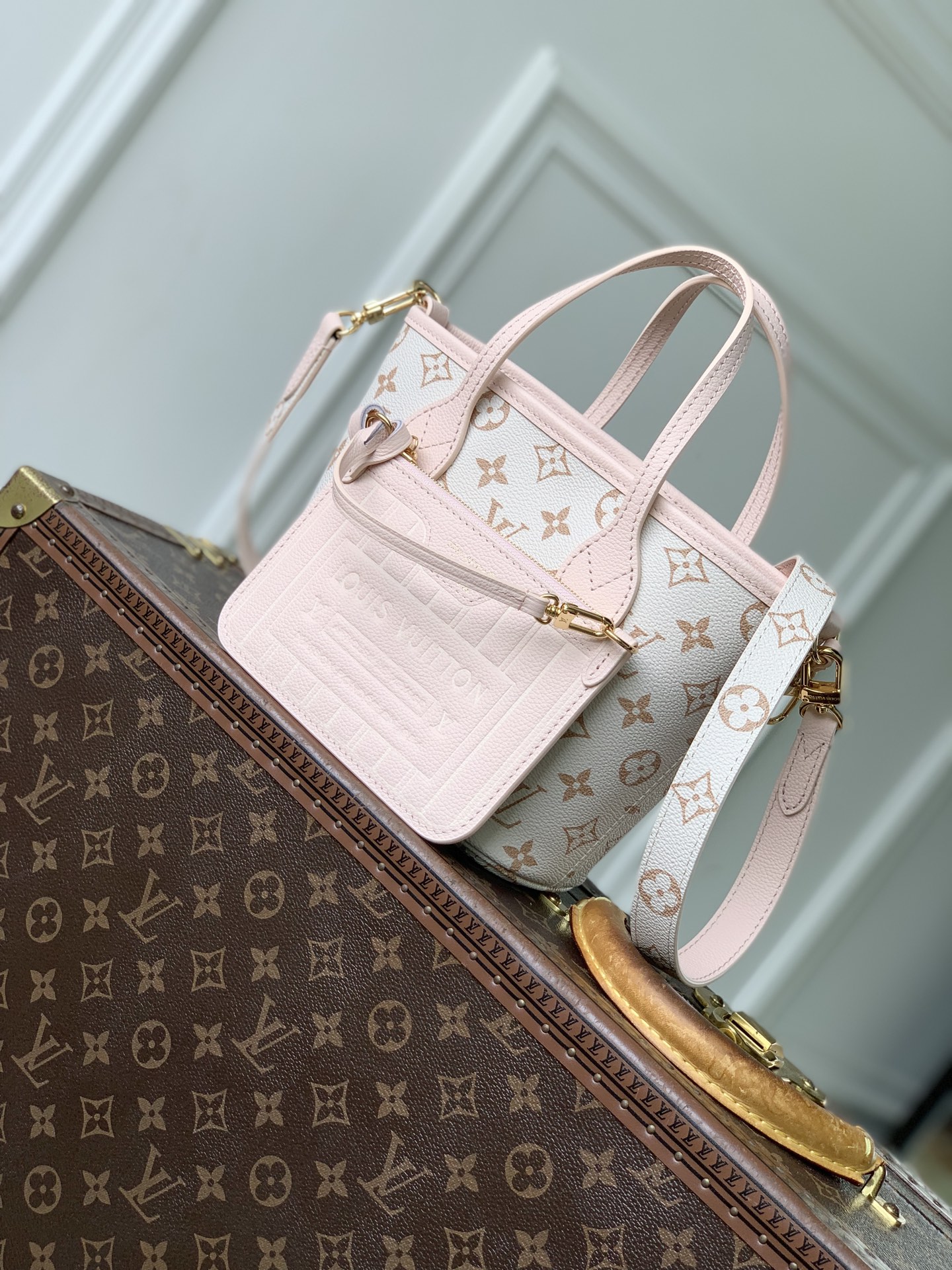 NO:938956,Top original order [Neverfull Inside Out BB Handbag] M2A466 Dune Color/Pink This Neverfull Inside Out BB handbag has been re-presented with the Monogram Dune lt logo, using fresh tones to light up the new season style. It is paired with a Louis Vuitton zipper bag and metal hardware. It has ample capacity to store a 6.7-inch smartphone, Rosalie coin purse, keys, headphones, lipstick and tissues. Dimensions 26.5 x 16.5 x 11  cm 6418075 (length x height x width),,louis vuitton,wallets19860909顶级原单【Neverfull Inside Out BB 手袋】M2A466 沙丘色/粉色 本款 Neverfull Inside Out BB 手袋焕新呈现 Monogram Dune lt标识,借清新色调点亮新季风尚,搭配路易威登拉链袋与金属件.宽裕容量可收纳 6.7 寸智能手机、Rosalie 零钱包、钥匙、耳机、唇膏和纸巾. 尺寸26.5 x 16.5 x 11 厘米 6418075 (长度 x 高 x 宽),,louis vuitton,wallets,Bag