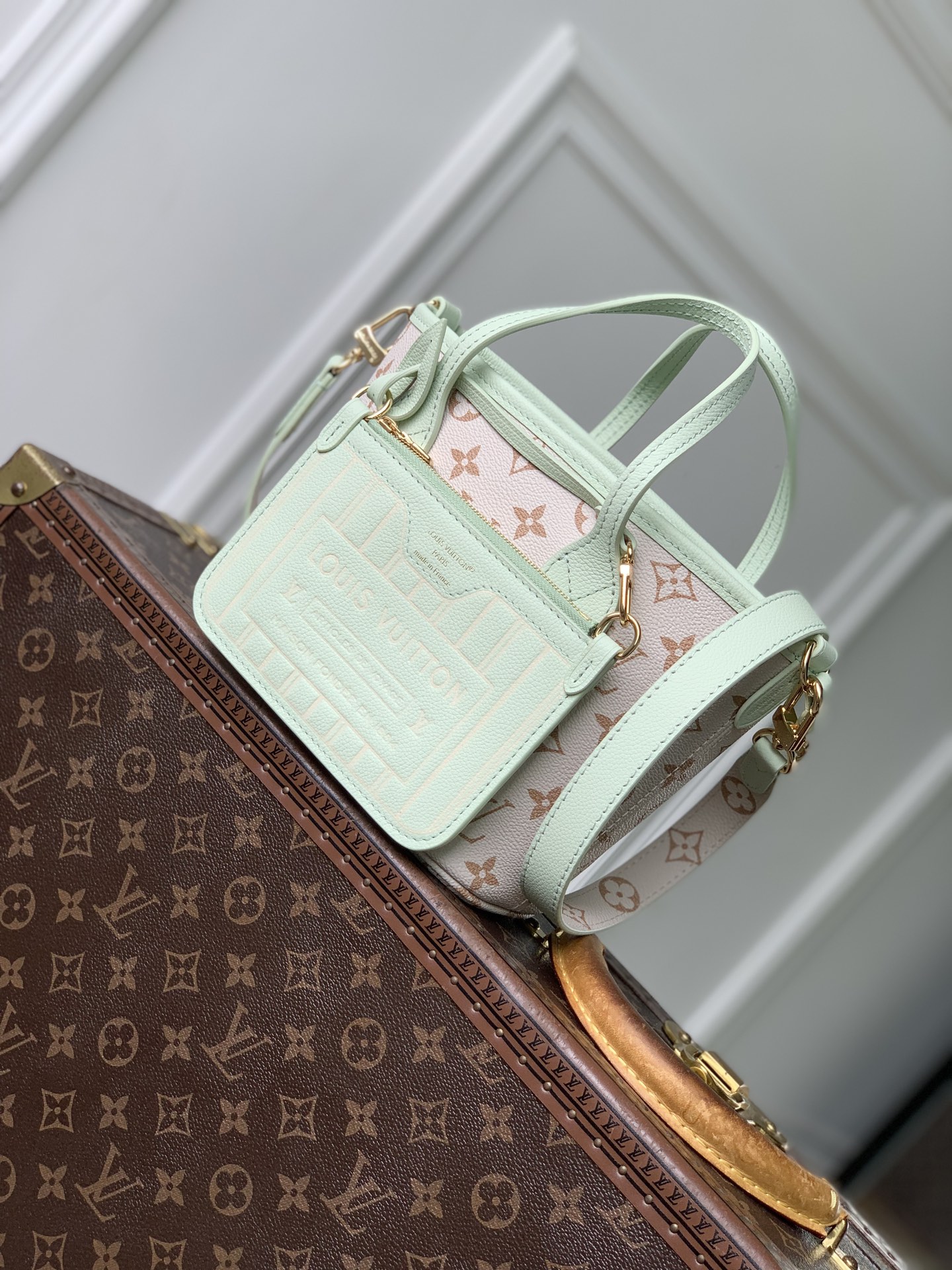 NO:938965,Top original order [Neverfull Inside Out BB Handbag] M2A Dune Color/Green This Neverfull Inside Out BB handbag is re-presented with the Monogram Dune lt logo, using fresh tones to light up the new season style. It is paired with a Louis Vuitton zipper bag and metal hardware. The ample capacity can store a 6.7-inch smartphone, Rosalie coin purse, keys, headphones, lipstick and tissues. Dimensions 26.5 x 16.5 x 11 cm  6418075 (length x height x width),,louis vuitton,wallets19860909顶级原单【Neverfull Inside Out BB 手袋】M2A 沙丘色/绿色 本款 Neverfull Inside Out BB 手袋焕新呈现 Monogram Dune lt标识,借清新色调点亮新季风尚,搭配路易威登拉链袋与金属件.宽裕容量可收纳 6.7 寸智能手机、Rosalie 零钱包、钥匙、耳机、唇膏和纸巾. 尺寸26.5 x 16.5 x 11 厘米 6418075 (长度 x 高 x 宽),,louis vuitton,wallets,Bag