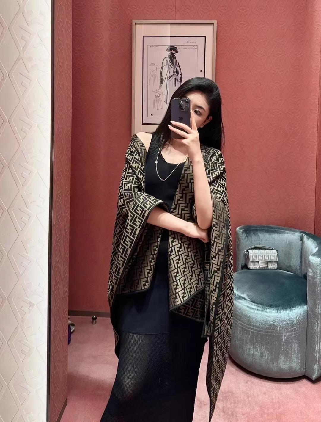 Fendi斗蓬披肩，行走的高级感！经典FF logo满印，灰蓝色调高级又清冷，随手一披，氛围感拉满。丝毛