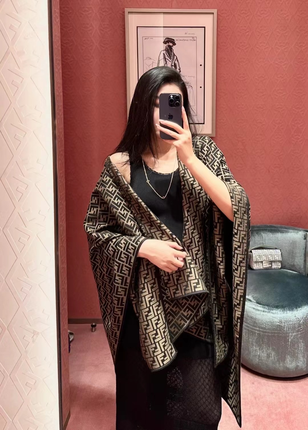 Fendi斗蓬披肩，行走的高级感！经典FF logo满印，灰蓝色调高级又清冷，随手一披，氛围感拉满。丝毛