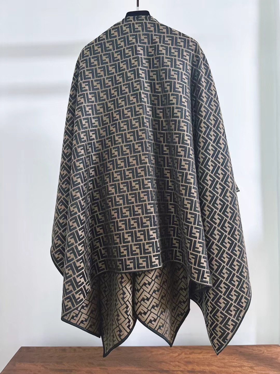 Fendi斗蓬披肩，行走的高级感！经典FF logo满印，灰蓝色调高级又清冷，随手一披，氛围感拉满。丝毛