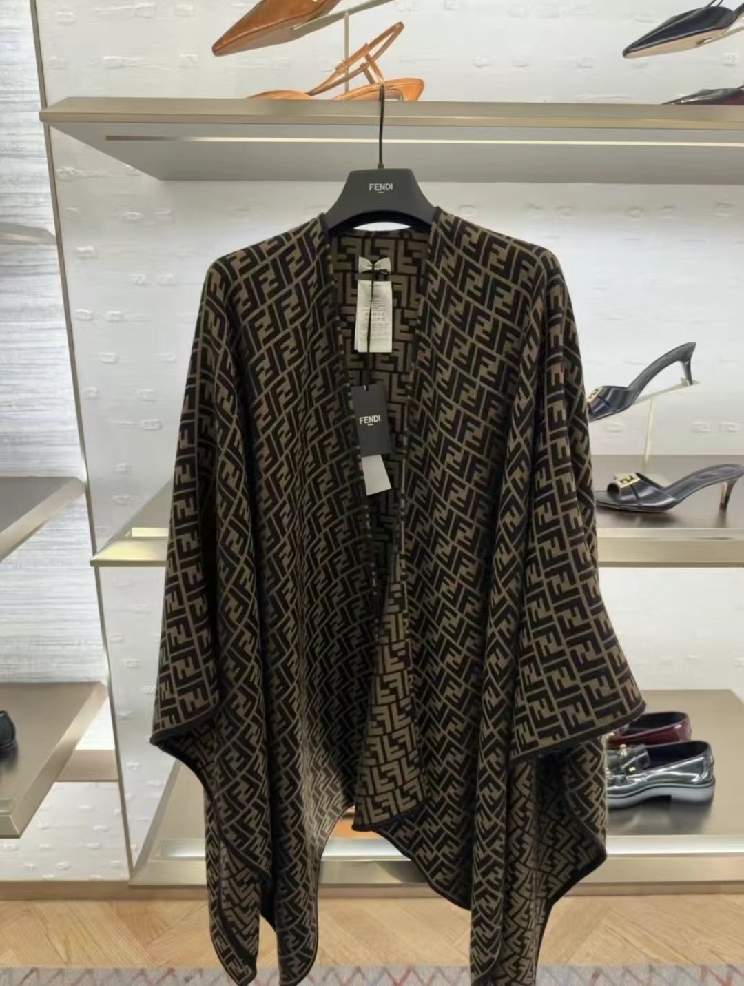 Fendi斗蓬披肩，行走的高级感！经典FF logo满印，灰蓝色调高级又清冷，随手一披，氛围感拉满。丝毛