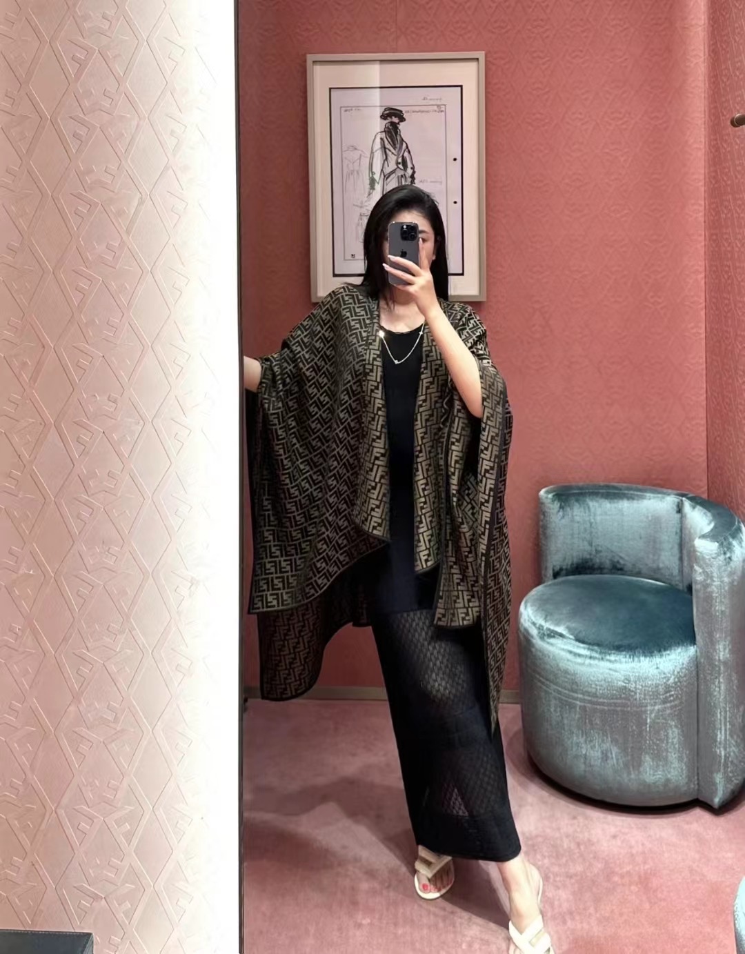 Fendi斗蓬披肩，行走的高级感！经典FF logo满印，灰蓝色调高级又清冷，随手一披，氛围感拉满。丝毛