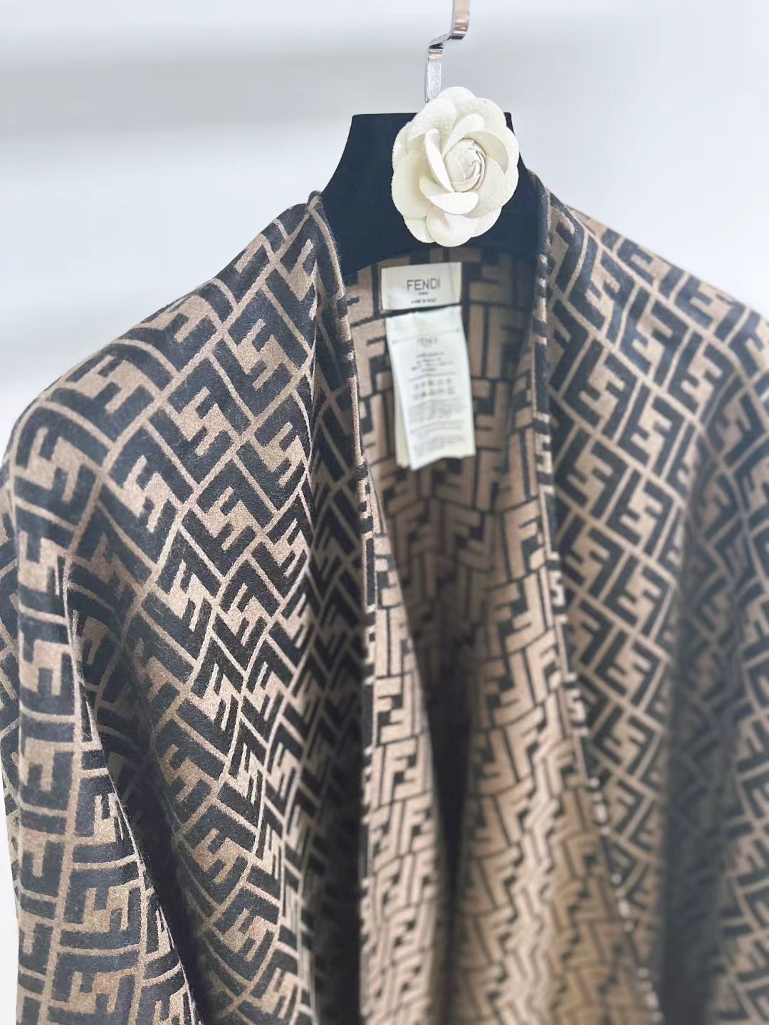 Fendi斗蓬披肩，行走的高级感！经典FF logo满印，灰蓝色调高级又清冷，随手一披，氛围感拉满。丝毛