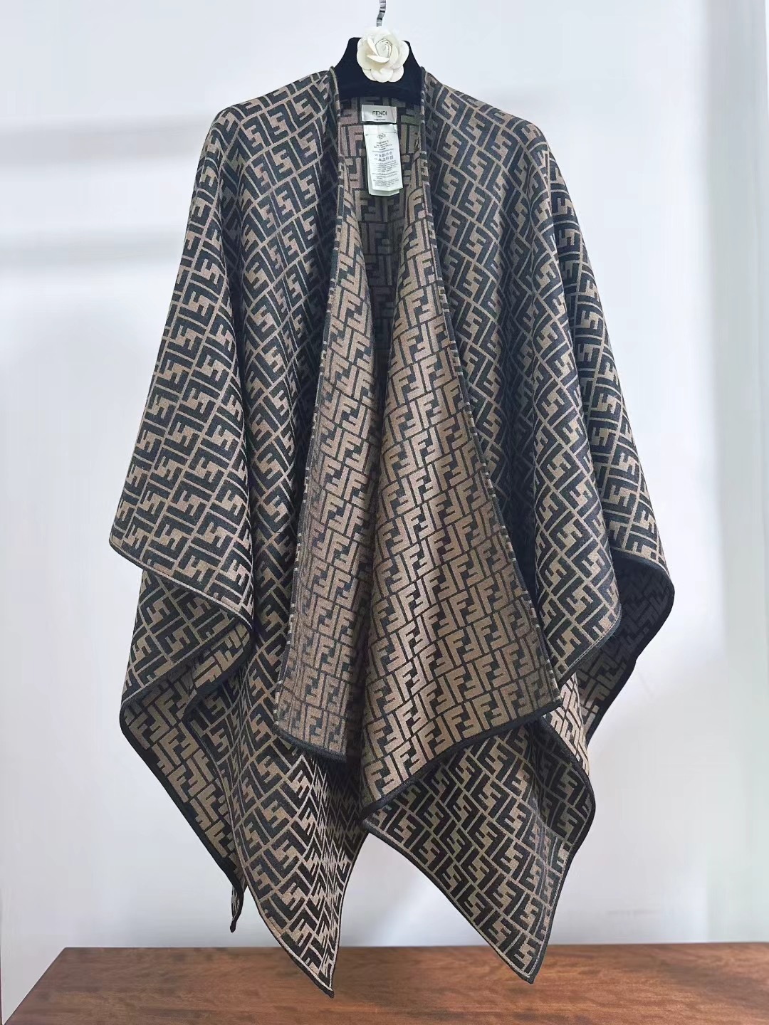 Fendi斗蓬披肩，行走的高级感！经典FF logo满印，灰蓝色调高级又清冷，随手一披，氛围感拉满。丝毛