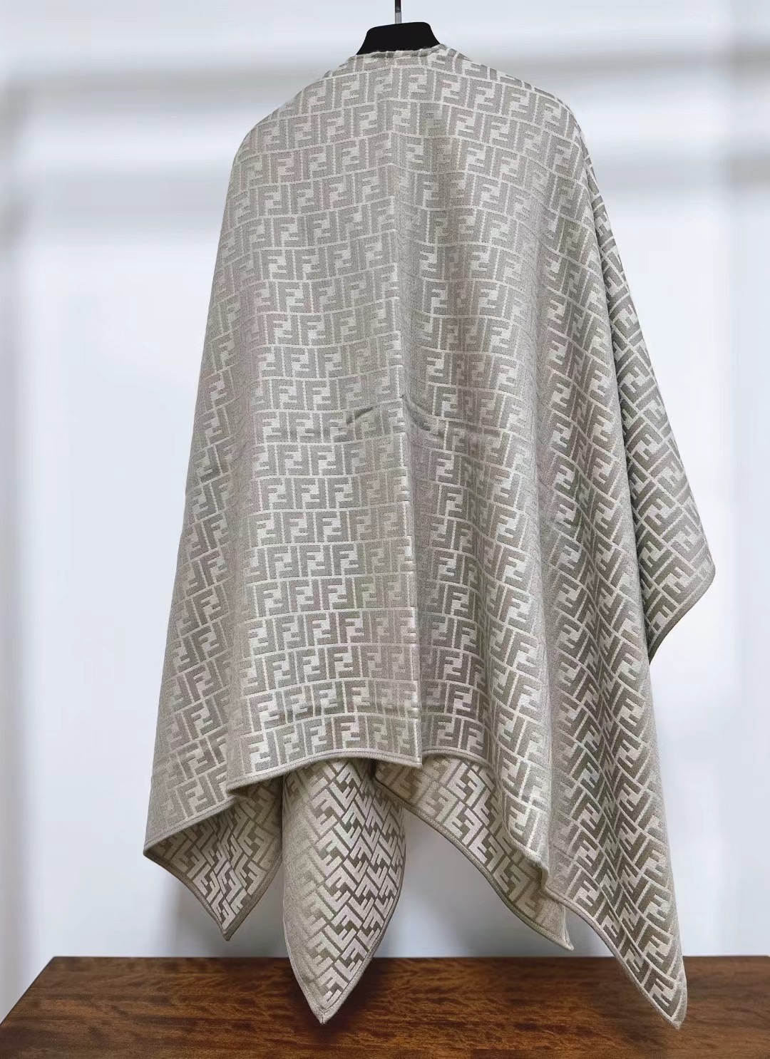 Fendi斗蓬披肩，行走的高级感！经典FF logo满印，灰蓝色调高级又清冷，随手一披，氛围感拉满。丝毛