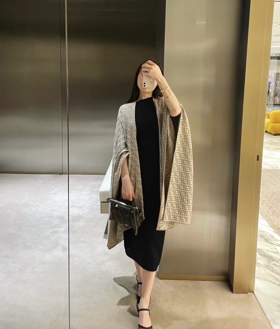 Fendi斗蓬披肩，行走的高级感！经典FF logo满印，灰蓝色调高级又清冷，随手一披，氛围感拉满。丝毛