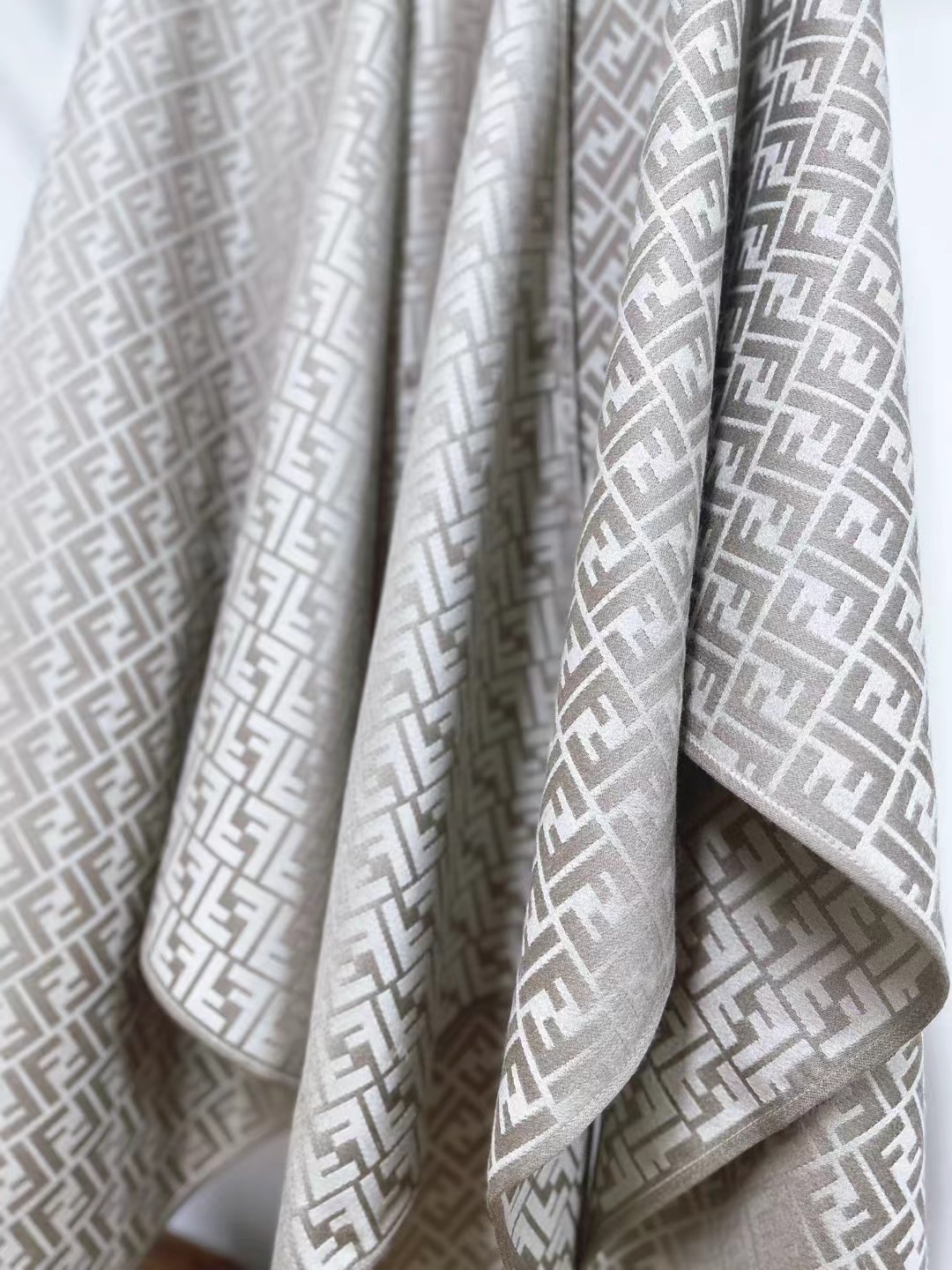 Fendi斗蓬披肩，行走的高级感！经典FF logo满印，灰蓝色调高级又清冷，随手一披，氛围感拉满。丝毛