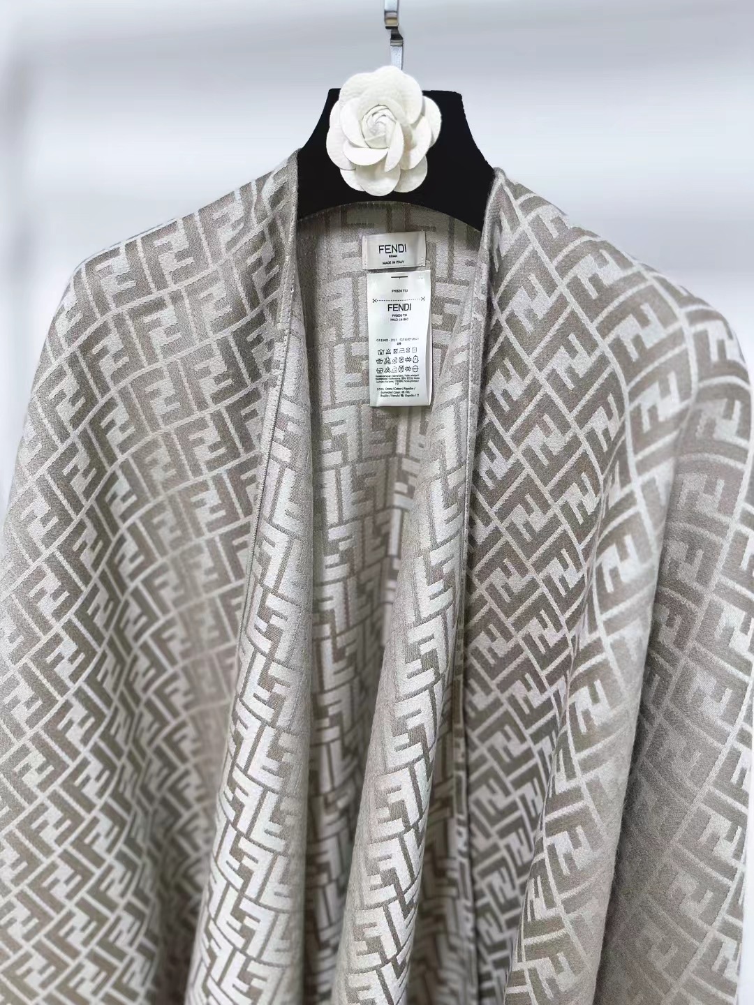 Fendi斗蓬披肩，行走的高级感！经典FF logo满印，灰蓝色调高级又清冷，随手一披，氛围感拉满。丝毛