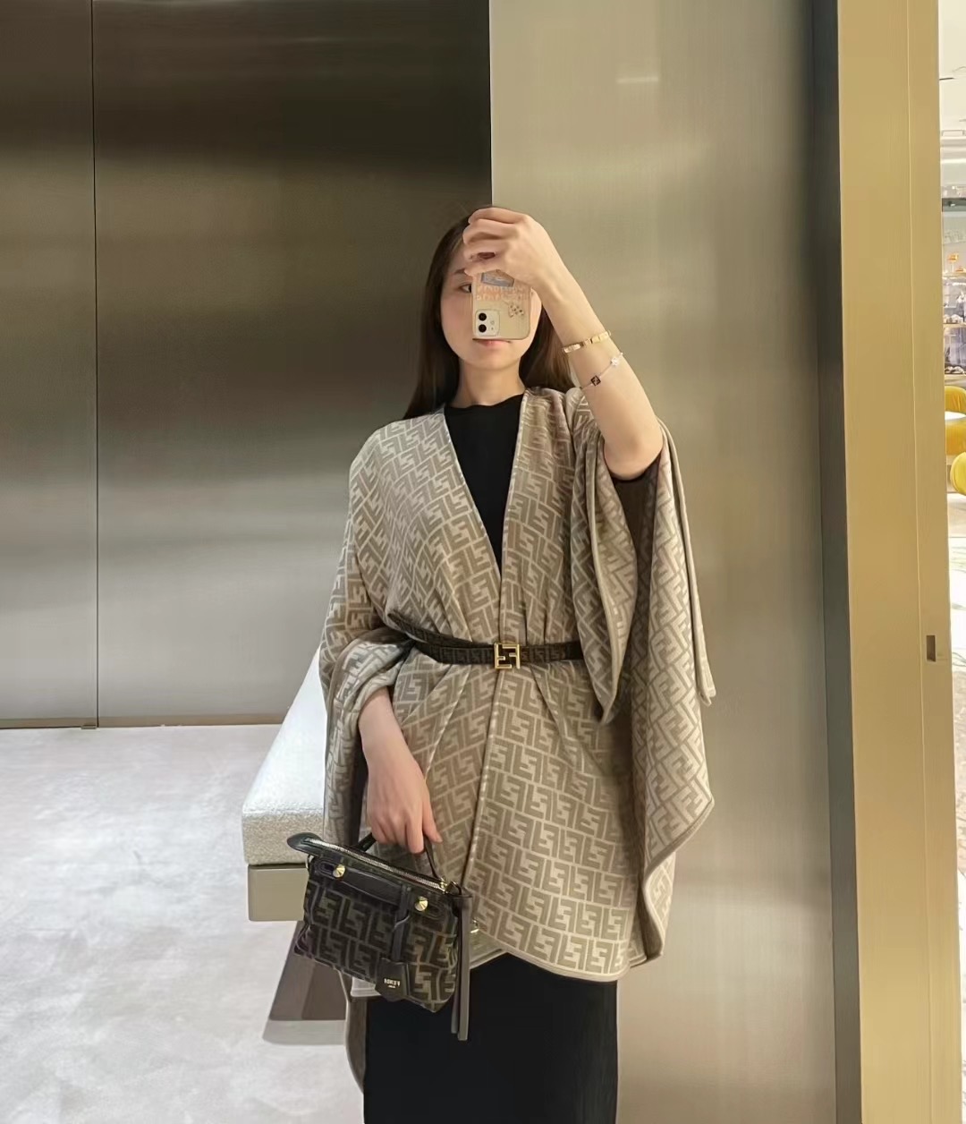 Fendi斗蓬披肩，行走的高级感！经典FF logo满印，灰蓝色调高级又清冷，随手一披，氛围感拉满。丝毛