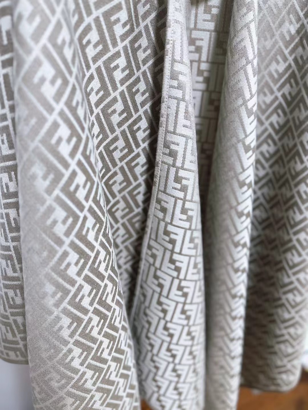 Fendi斗蓬披肩，行走的高级感！经典FF logo满印，灰蓝色调高级又清冷，随手一披，氛围感拉满。丝毛