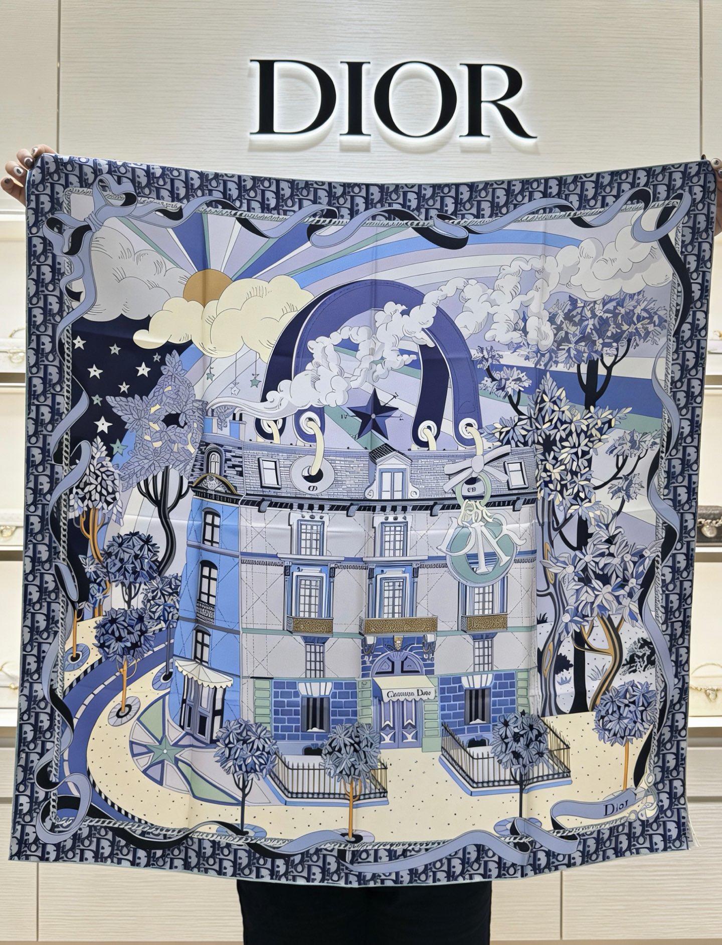 new🌟 Dior 童话梦幻风丹宁蓝城市建筑印花方巾把巴黎的春日梦境，系在颈间• 材质：100%真丝斜纹