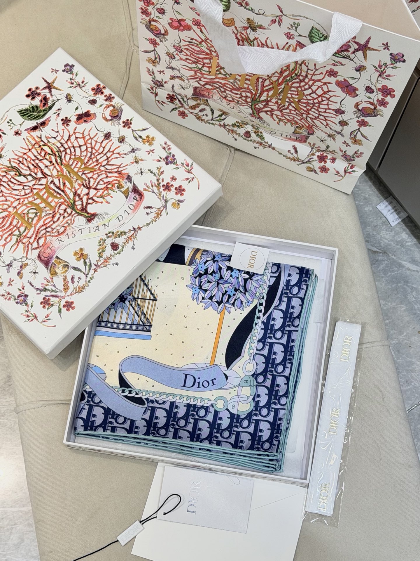new🌟 Dior 童话梦幻风丹宁蓝城市建筑印花方巾把巴黎的春日梦境，系在颈间• 材质：100%真丝斜纹