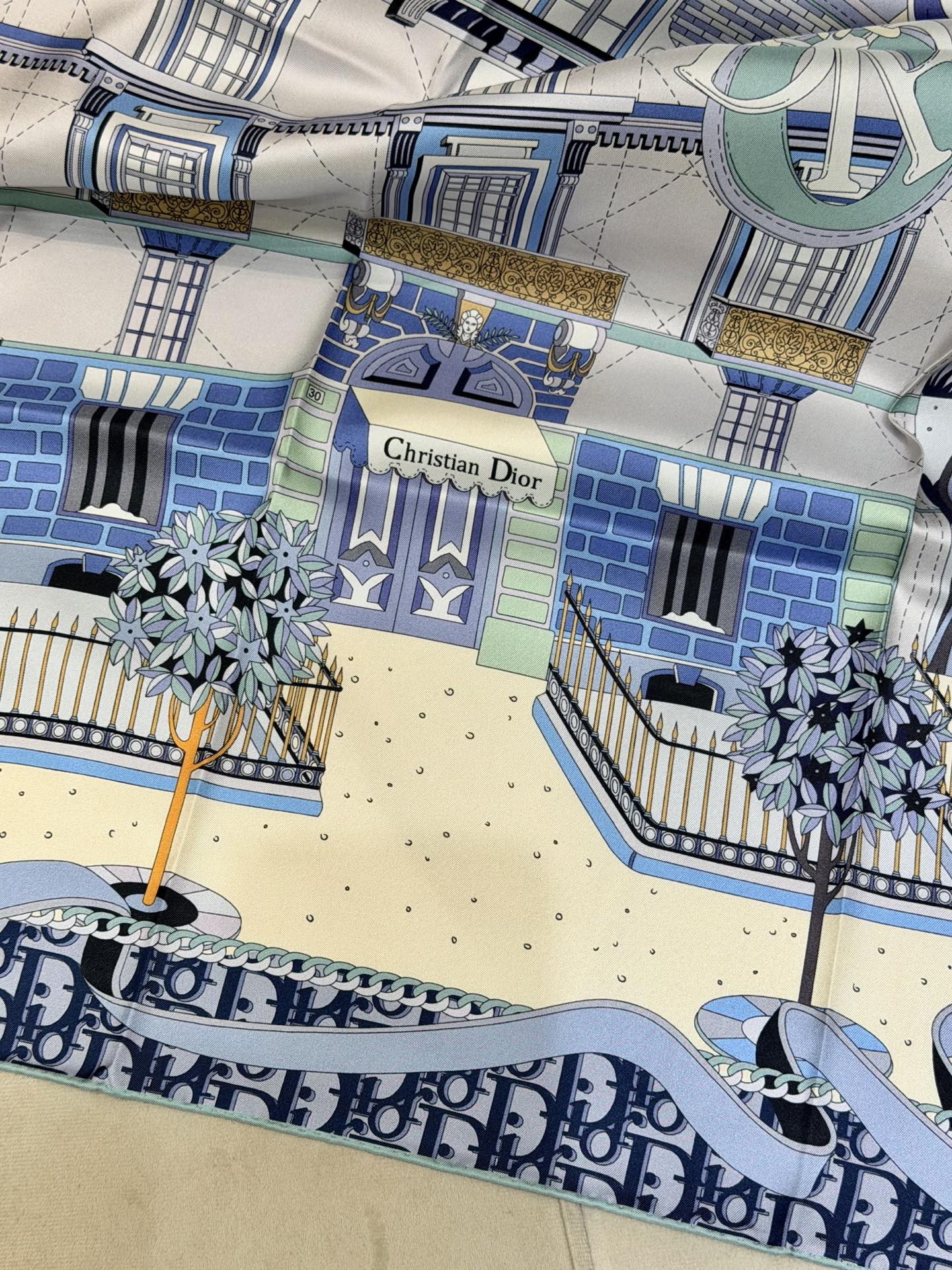 new🌟 Dior 童话梦幻风丹宁蓝城市建筑印花方巾把巴黎的春日梦境，系在颈间• 材质：100%真丝斜纹