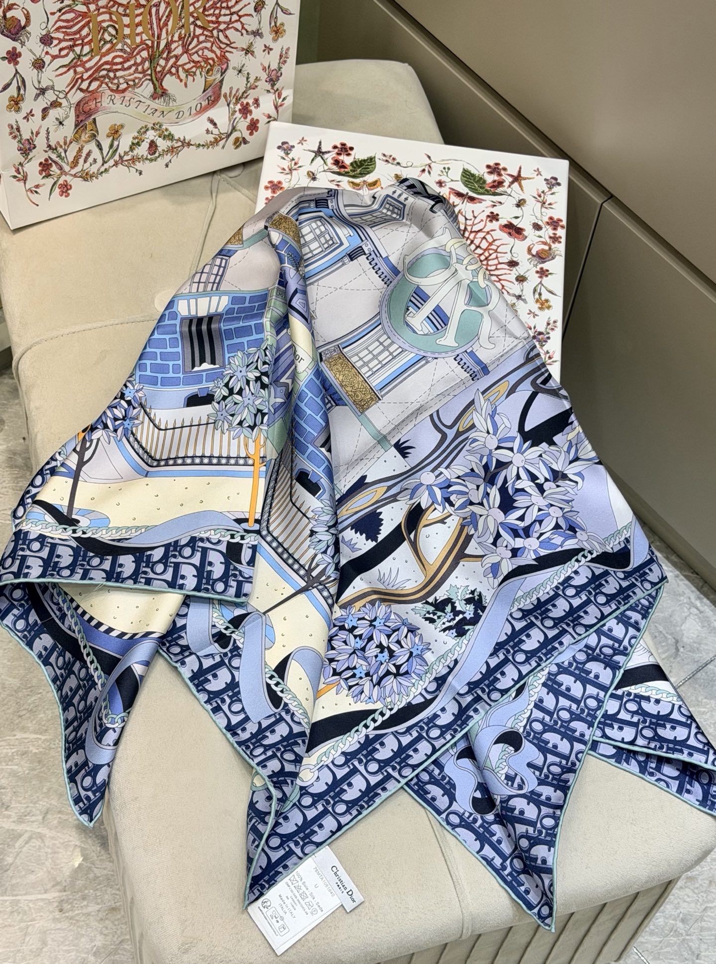 new🌟 Dior 童话梦幻风丹宁蓝城市建筑印花方巾把巴黎的春日梦境，系在颈间• 材质：100%真丝斜纹
