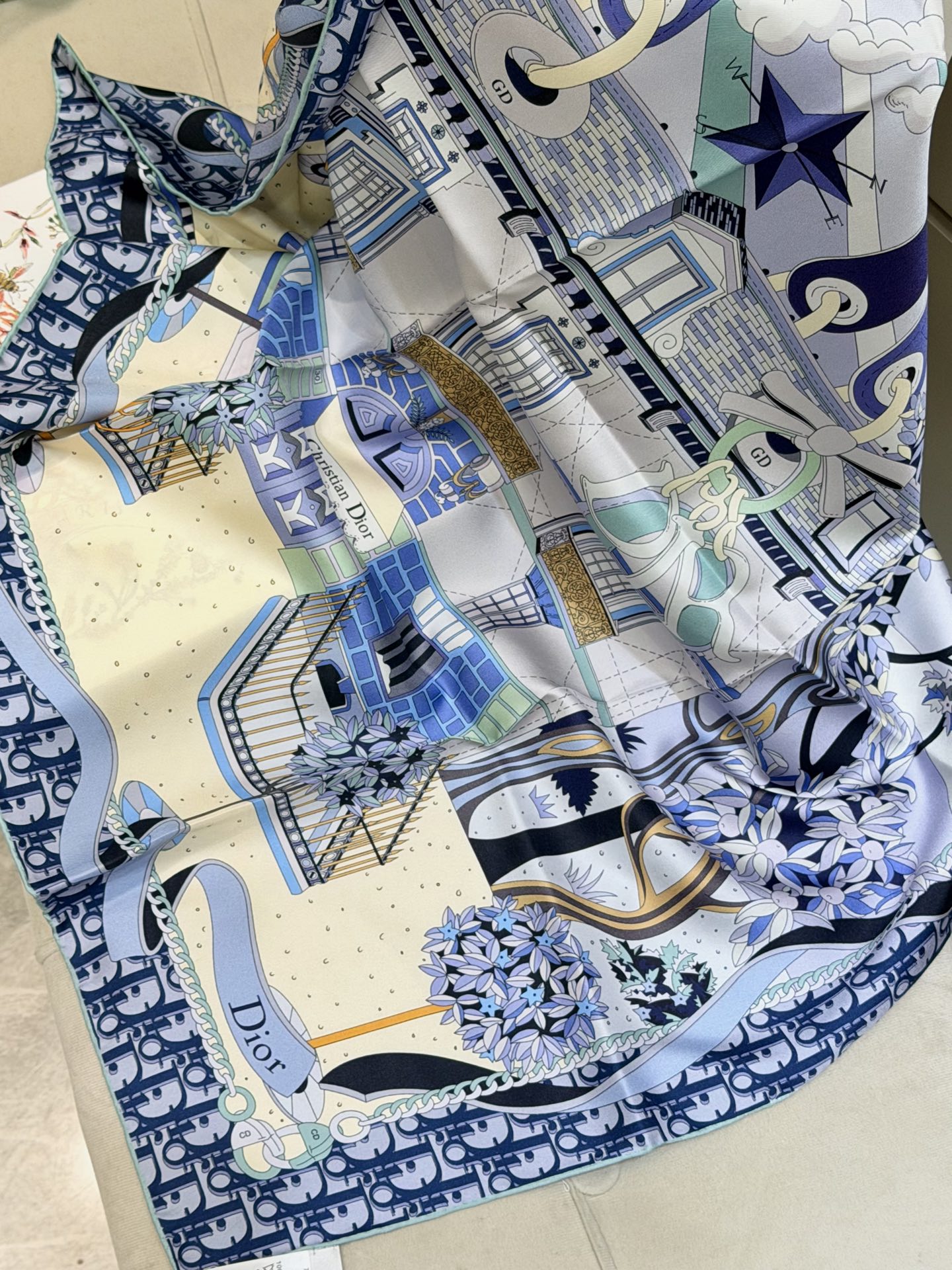 new🌟 Dior 童话梦幻风丹宁蓝城市建筑印花方巾把巴黎的春日梦境，系在颈间• 材质：100%真丝斜纹