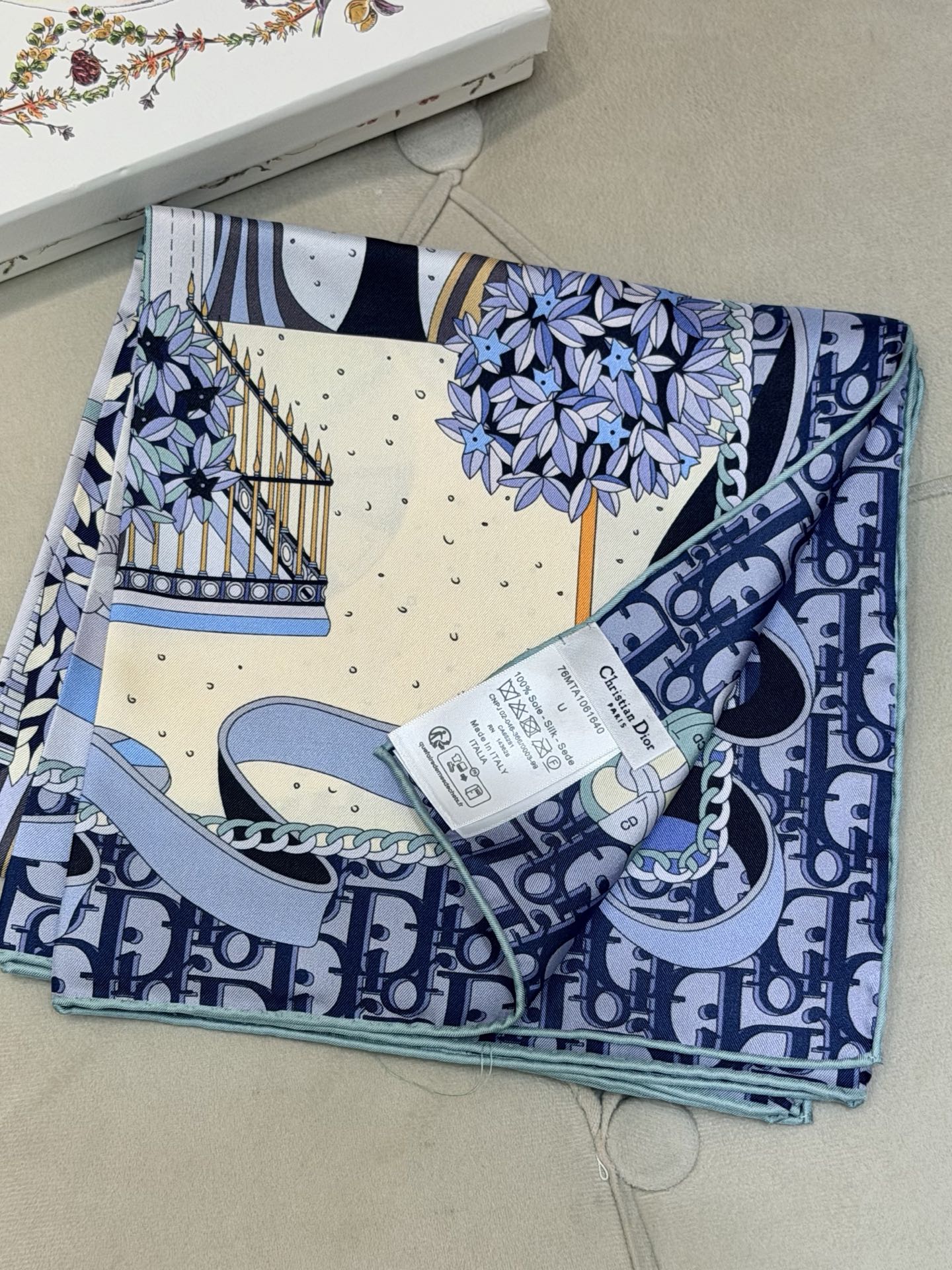 new🌟 Dior 童话梦幻风丹宁蓝城市建筑印花方巾把巴黎的春日梦境，系在颈间• 材质：100%真丝斜纹