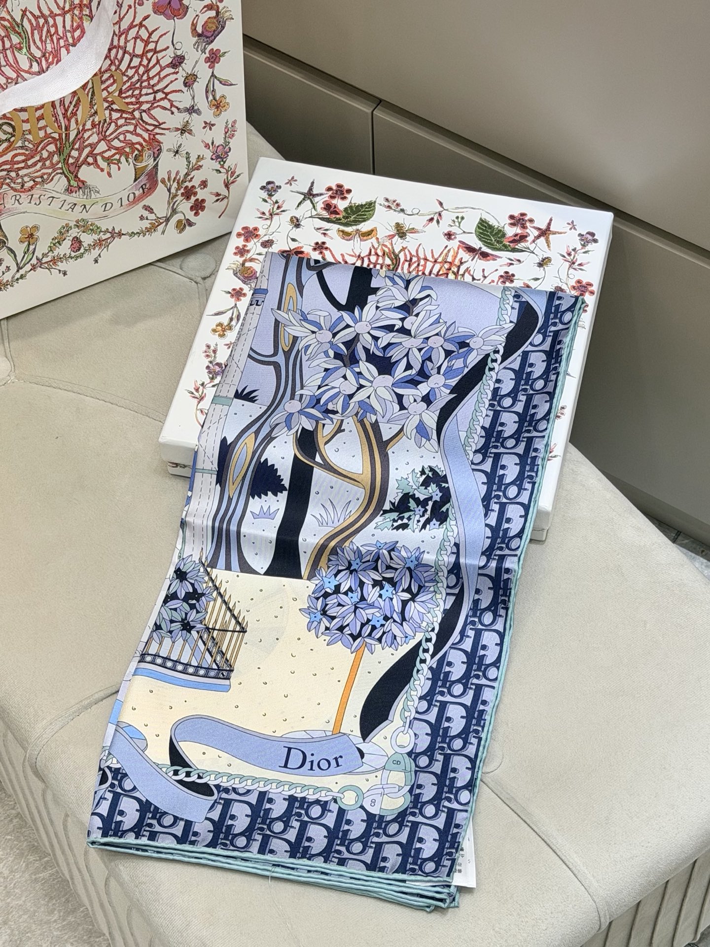 new🌟 Dior 童话梦幻风丹宁蓝城市建筑印花方巾把巴黎的春日梦境，系在颈间• 材质：100%真丝斜纹