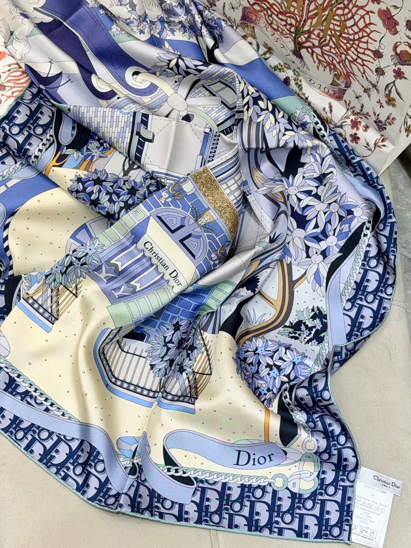 new🌟 Dior 童话梦幻风丹宁蓝城市建筑印花方巾把巴黎的春日梦境，系在颈间• 材质：100%真丝斜纹