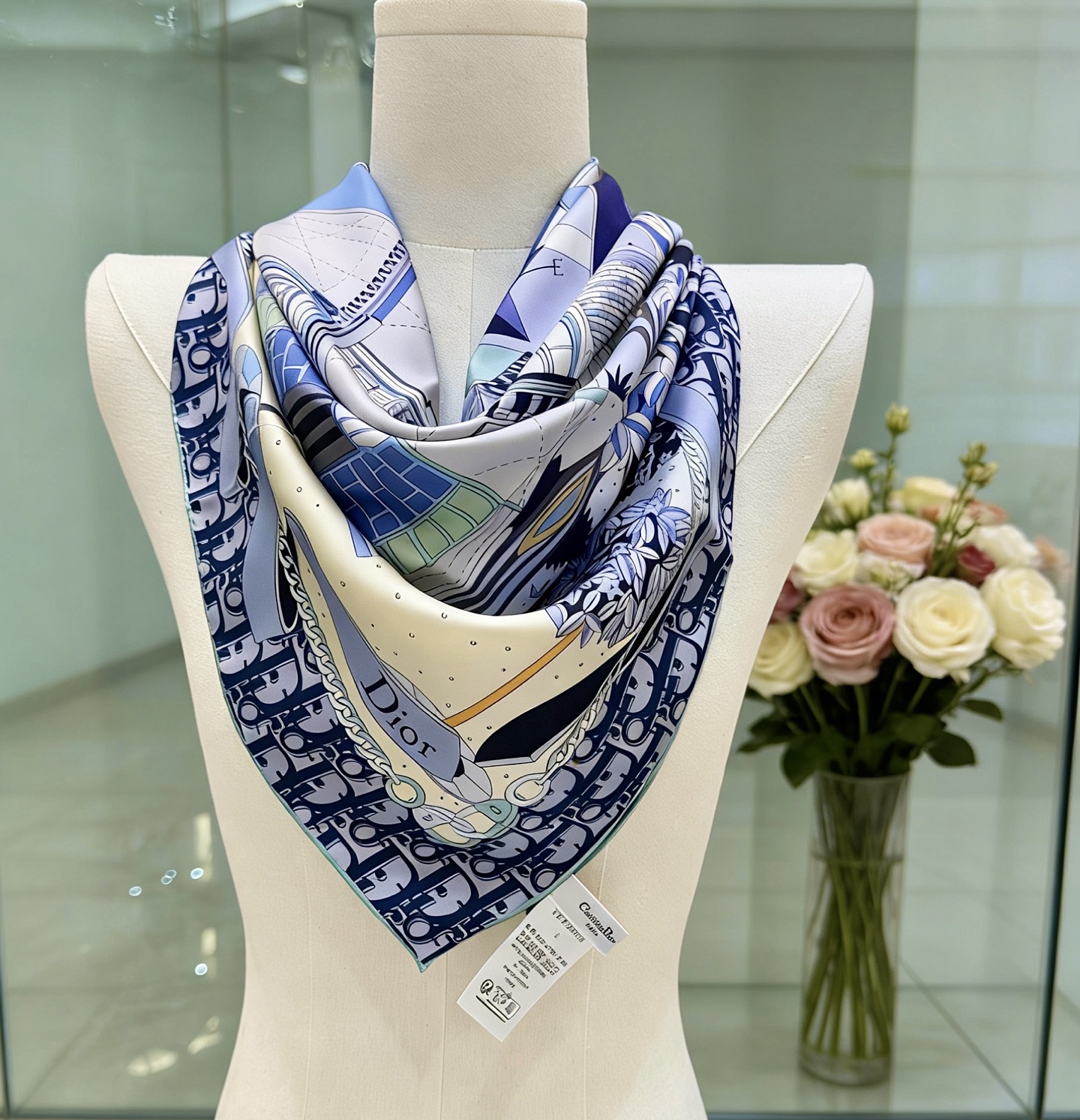 new🌟 Dior 童话梦幻风丹宁蓝城市建筑印花方巾把巴黎的春日梦境，系在颈间• 材质：100%真丝斜纹