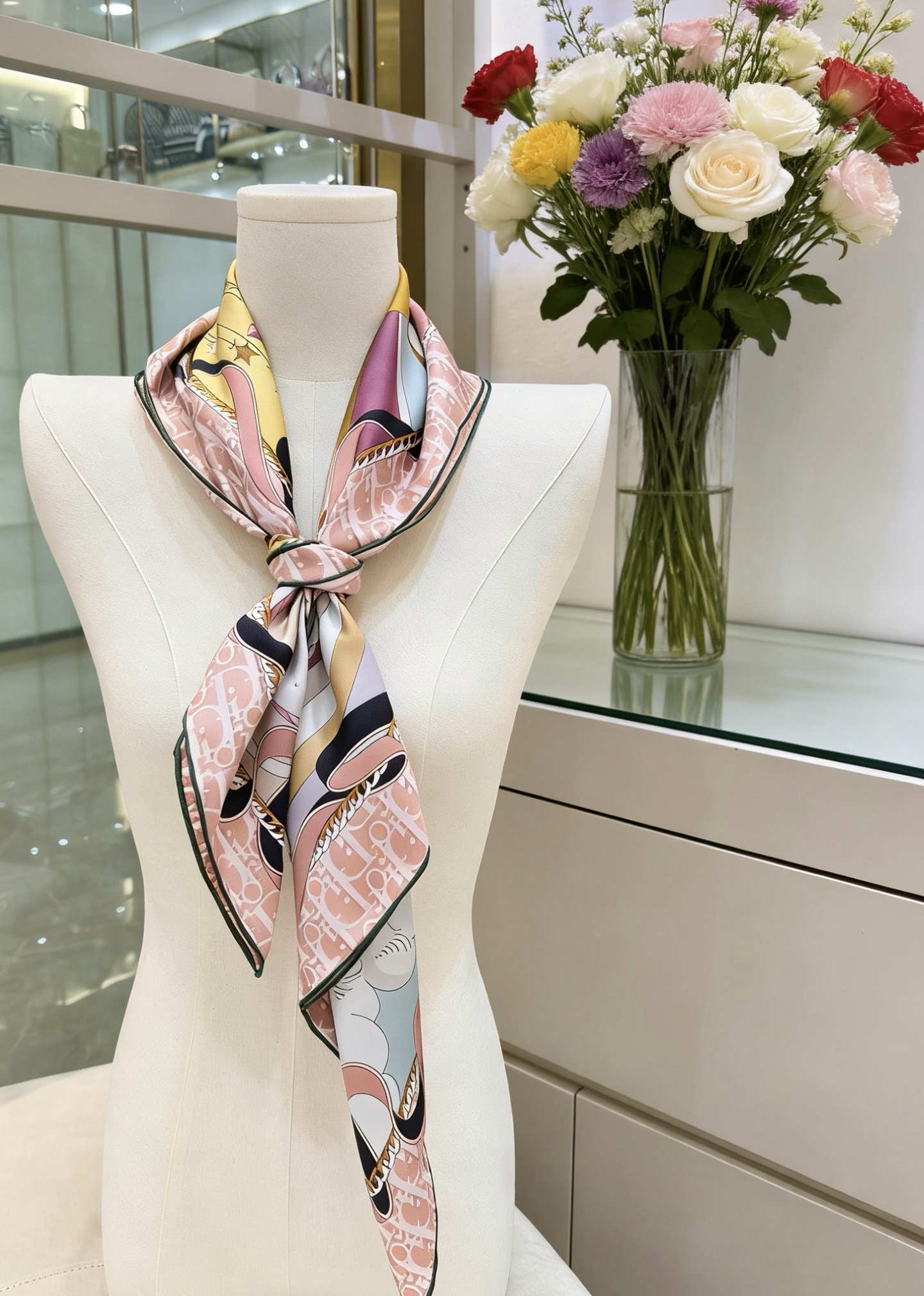 new🌟 Dior 童话梦幻风米粉色城市建筑印花方巾把巴黎的春日梦境，系在颈间• 材质：100%真丝斜纹