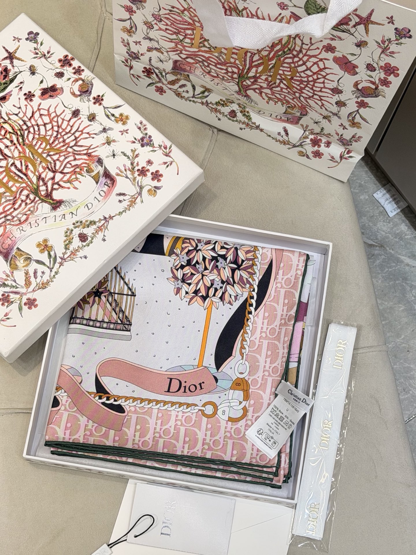 new🌟 Dior 童话梦幻风米粉色城市建筑印花方巾把巴黎的春日梦境，系在颈间• 材质：100%真丝斜纹