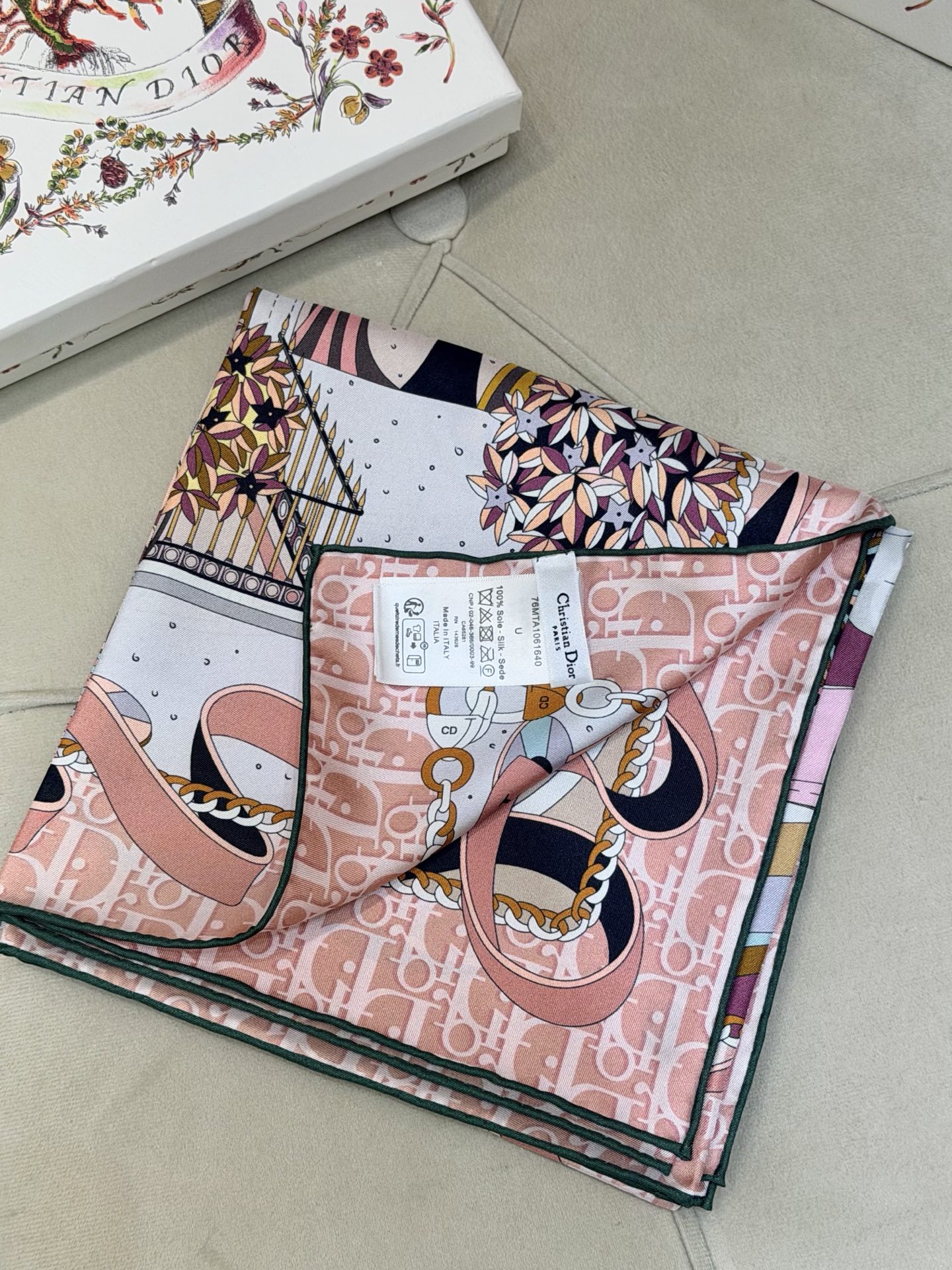 new🌟 Dior 童话梦幻风米粉色城市建筑印花方巾把巴黎的春日梦境，系在颈间• 材质：100%真丝斜纹