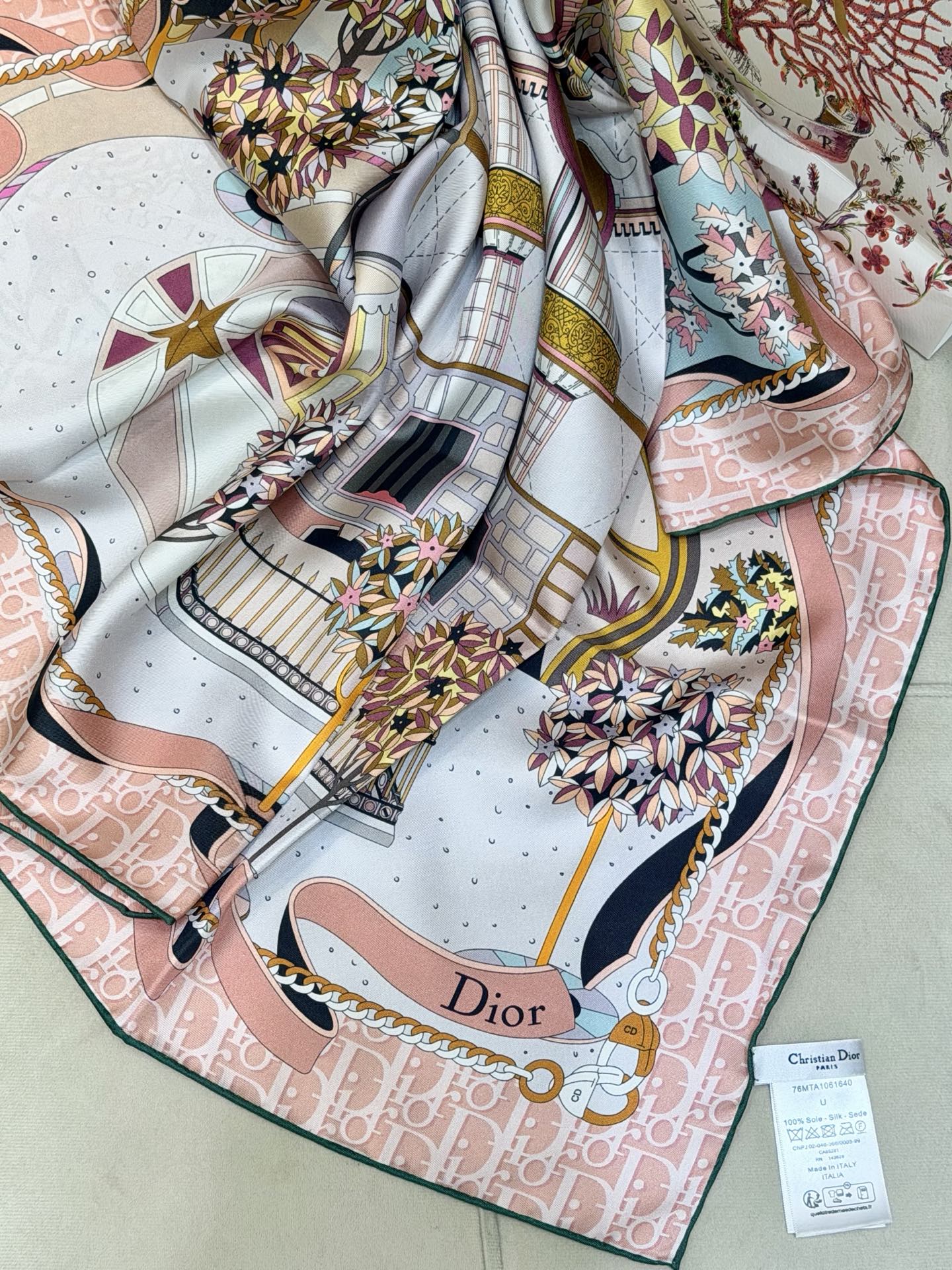 new🌟 Dior 童话梦幻风米粉色城市建筑印花方巾把巴黎的春日梦境，系在颈间• 材质：100%真丝斜纹