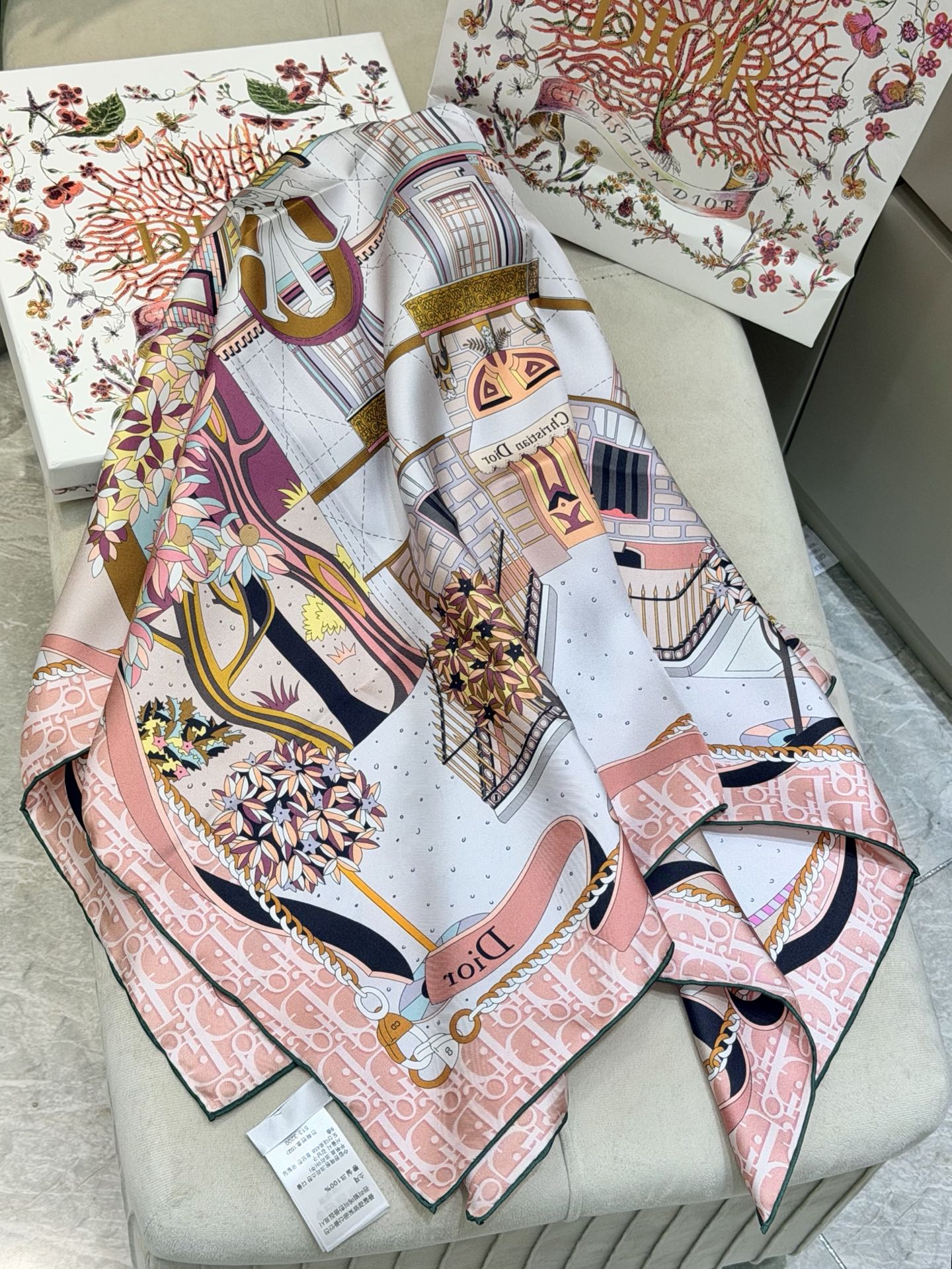 new🌟 Dior 童话梦幻风米粉色城市建筑印花方巾把巴黎的春日梦境，系在颈间• 材质：100%真丝斜纹