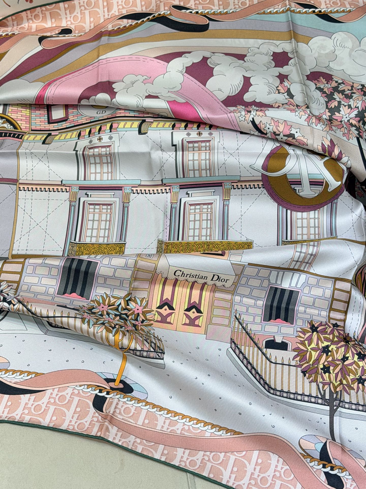new🌟 Dior 童话梦幻风米粉色城市建筑印花方巾把巴黎的春日梦境，系在颈间• 材质：100%真丝斜纹
