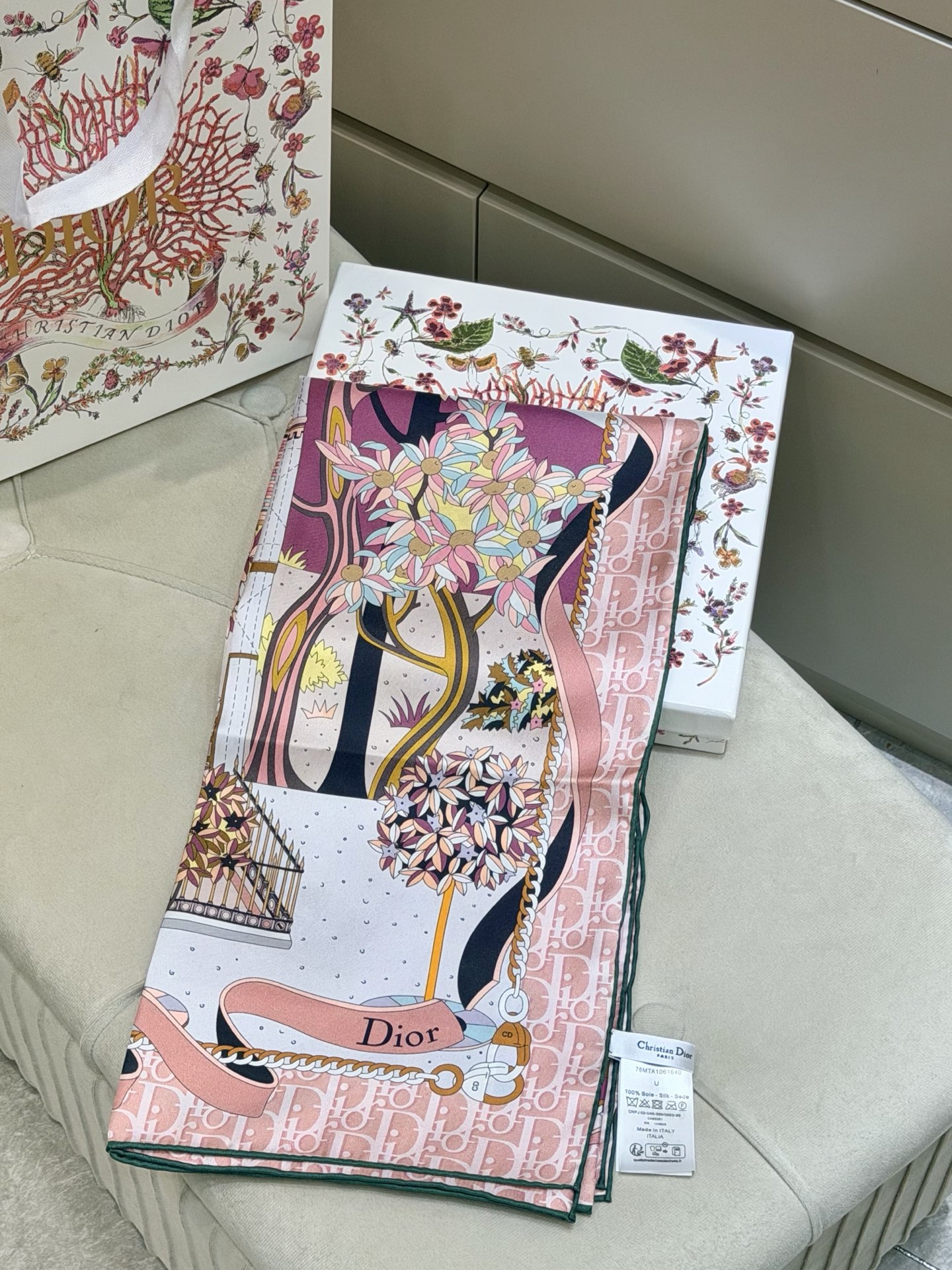 new🌟 Dior 童话梦幻风米粉色城市建筑印花方巾把巴黎的春日梦境，系在颈间• 材质：100%真丝斜纹