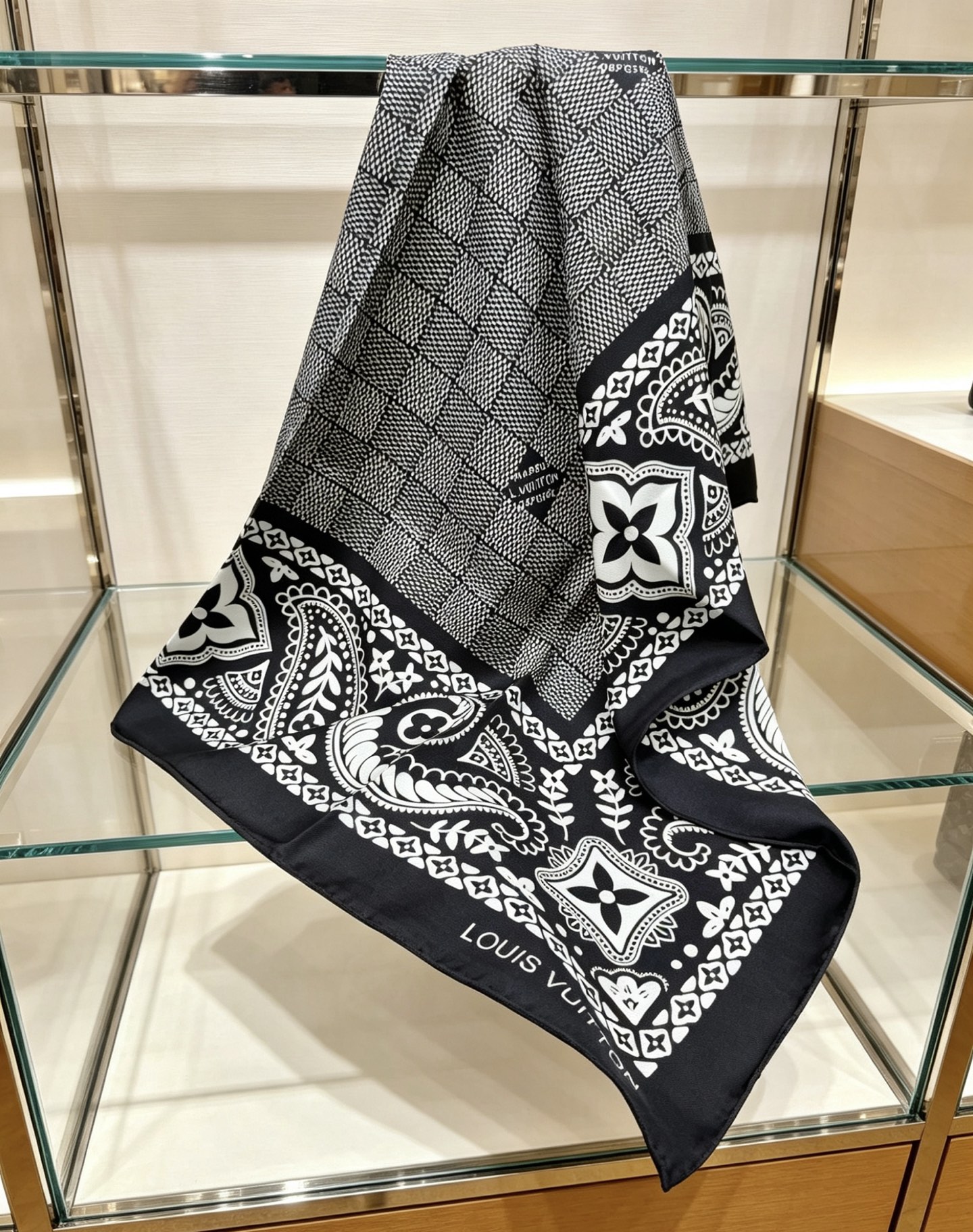 new/LV 棋盘格佩斯利方巾巧妙融合了 LV 两大标志性图腾——沉稳的 Damier 棋盘格 与充满异