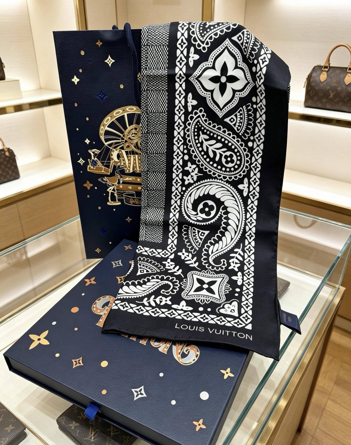 new/LV 棋盘格佩斯利方巾巧妙融合了 LV 两大标志性图腾——沉稳的 Damier 棋盘格 与充满异