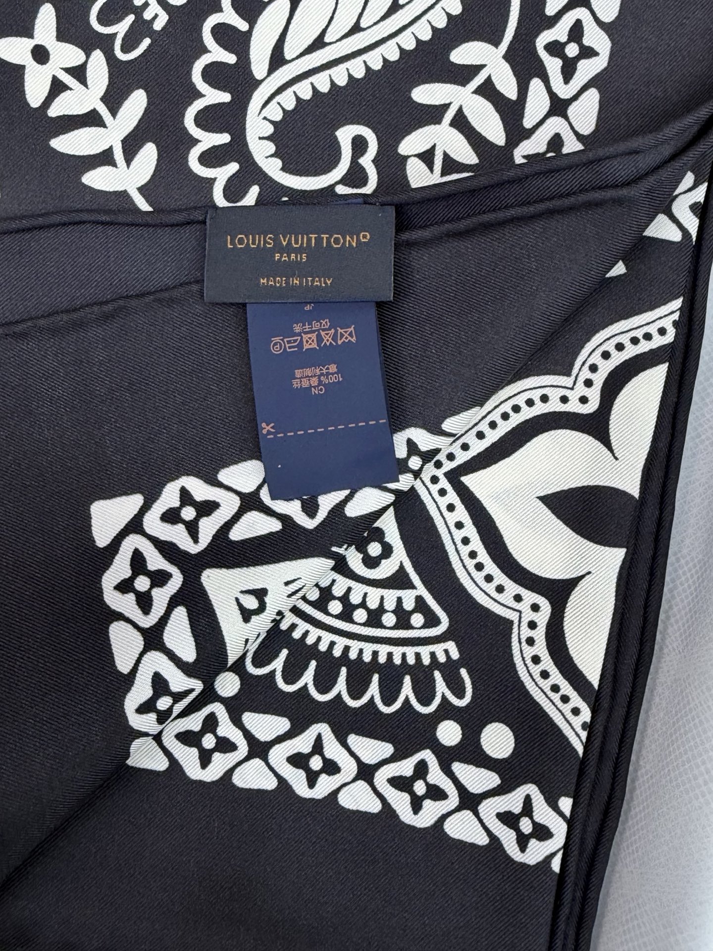 new/LV 棋盘格佩斯利方巾巧妙融合了 LV 两大标志性图腾——沉稳的 Damier 棋盘格 与充满异
