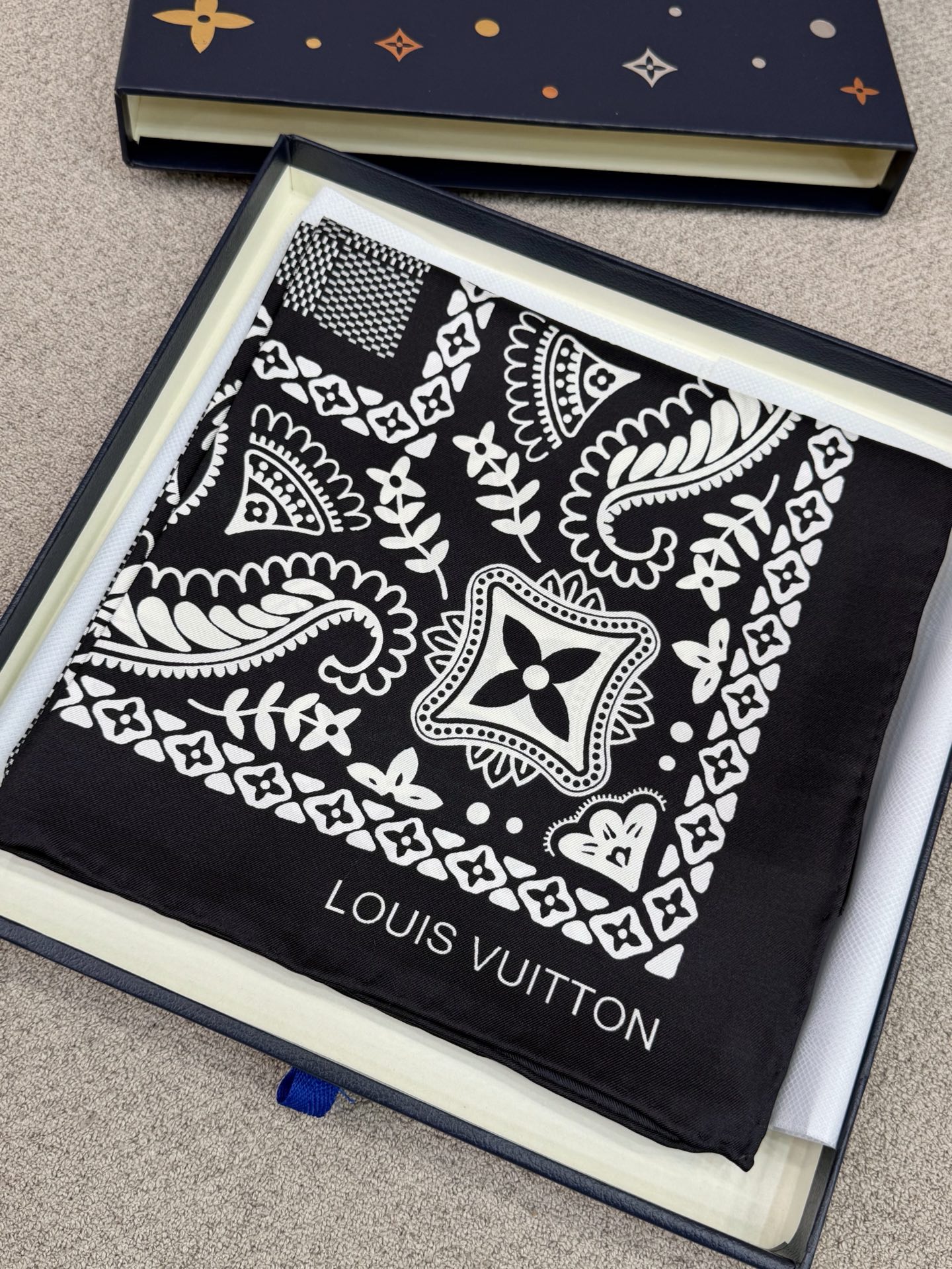 new/LV 棋盘格佩斯利方巾巧妙融合了 LV 两大标志性图腾——沉稳的 Damier 棋盘格 与充满异