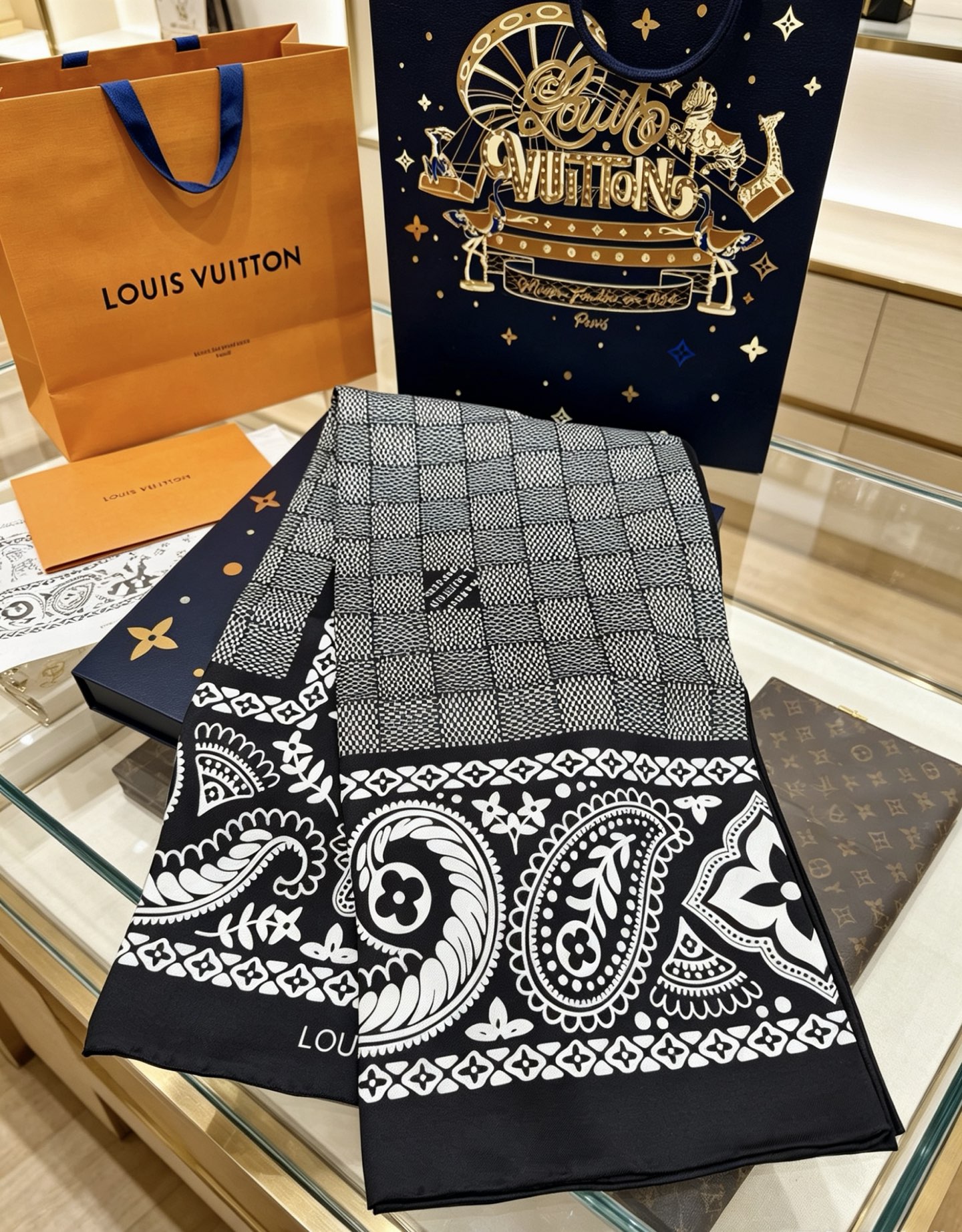 new/LV 棋盘格佩斯利方巾巧妙融合了 LV 两大标志性图腾——沉稳的 Damier 棋盘格 与充满异
